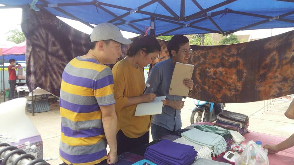 คณะจากสถาบันบัณฑิตบริหารธุรกิจ ศศินทร์ แห่งจุฬาลงกรณ์มหาวิทยาลัย สัมภาษณ์เชิงลึกผู้ประกอบการที่ลงทะเบียนโครงการตลาดประชารัฐ