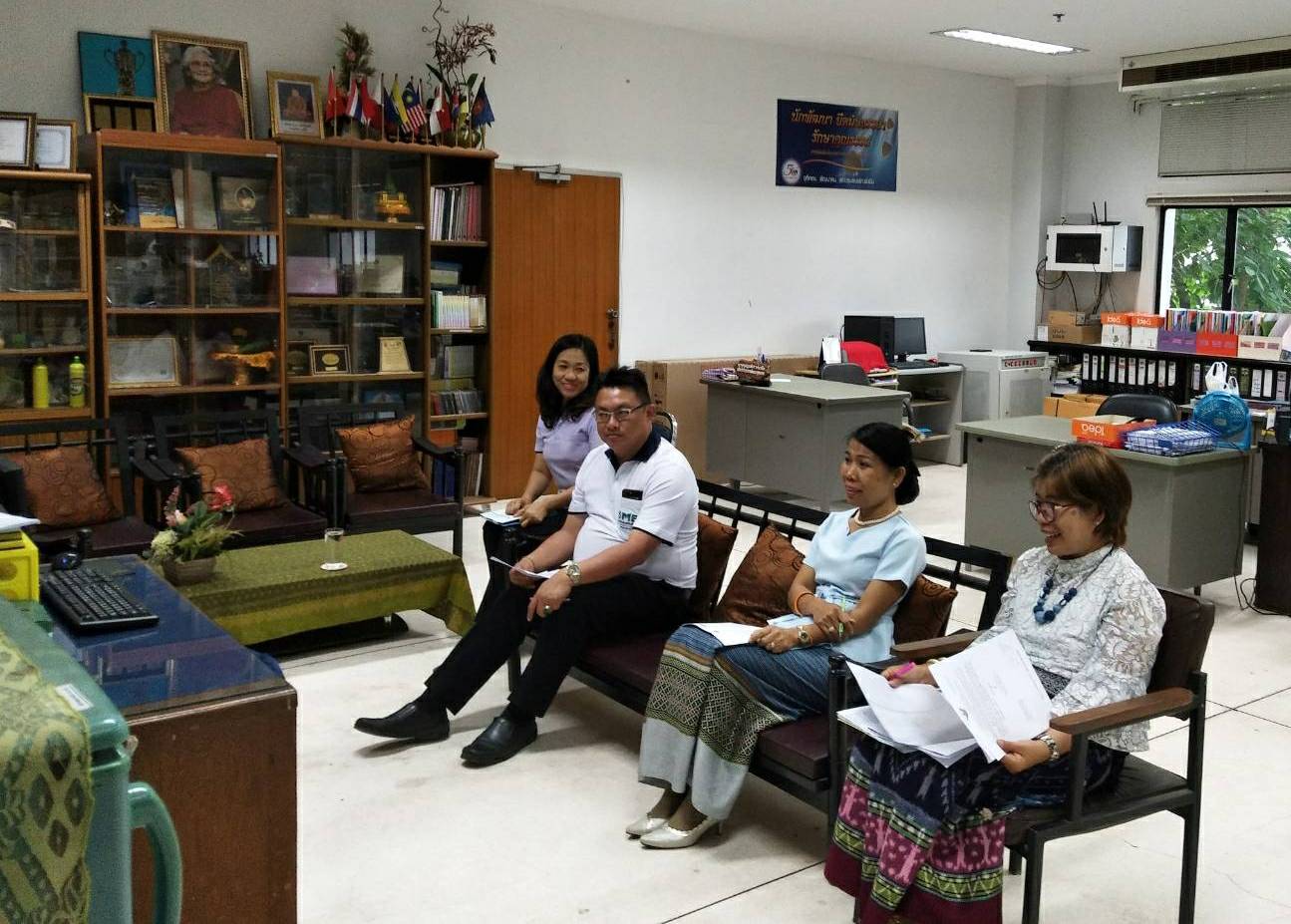 หนองคาย ร่วมรับฟังการประชุมผ่านระบบวีดีทัศน์ทางไกลเพื่อสร้างความรู้ความเข้าใจในกรอบแนวทางการดำเนินงานส่งเสริมช่องทางการตลาดสำหรับศูนย์สาธิตการตลาดและตลาดประชารัฐ