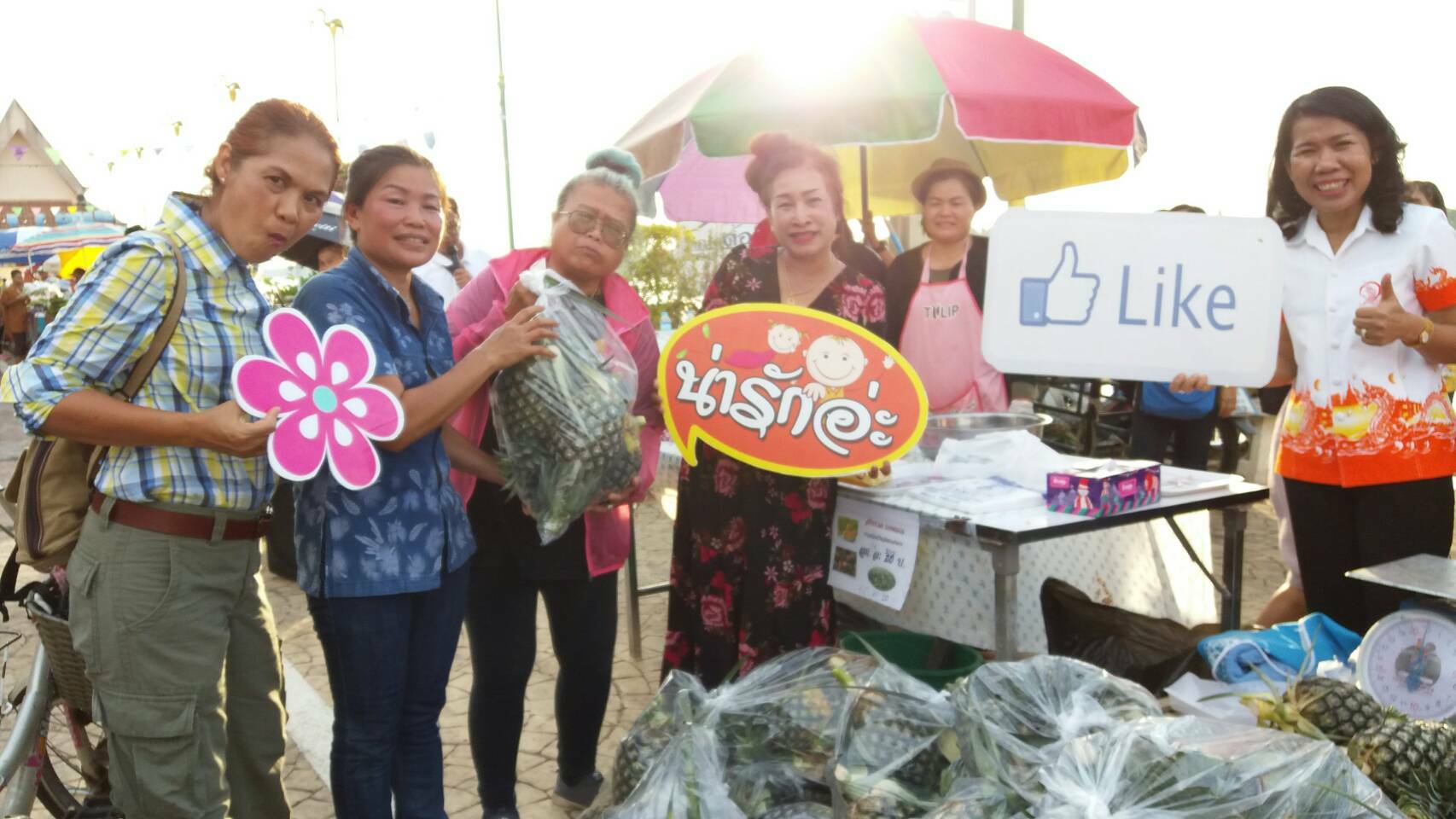 พจ.หนองคาย ร่วมประชาสัมพันธ์จำหน่ายสับปะรดแก่ผู้บริโภคที่สนใจ เพื่อช่วยเหลือเกษตรกรผู้ปลูกสับปะรด