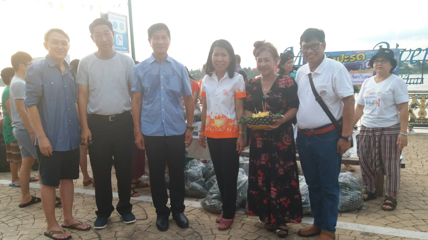 พจ.หนองคาย ร่วมประชาสัมพันธ์จำหน่ายสับปะรดแก่ผู้บริโภคที่สนใจ เพื่อช่วยเหลือเกษตรกรผู้ปลูกสับปะรด