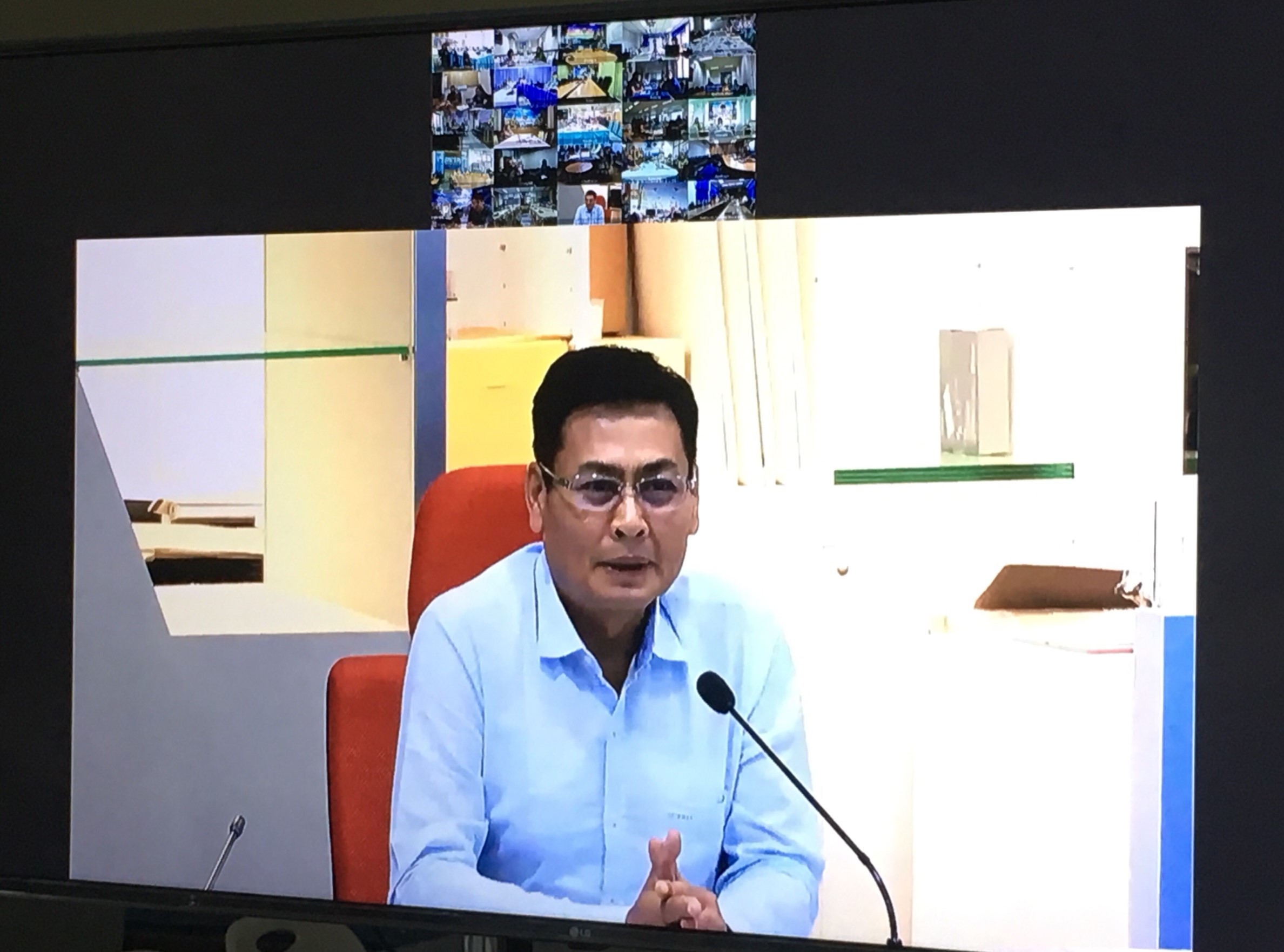 หัวหน้ากลุ่มงานสารสนเทศการพัฒนาชุมชน พร้อมด้วยนักวิชาการ สพจ.หนองคาย ร่วมอบรมการใช้งานระบบ Confernce ชุดประชุมทางไกลแบบ Video Conference ผ่านอุปกรณ์ควบคุมการประชุมแบบหลายจุด MCU