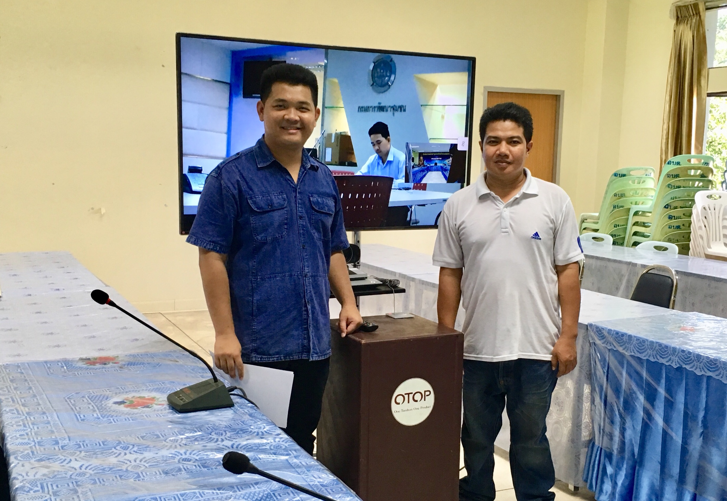 นักวิชาการกลุ่มงานสารสนเทศฯ อำนวยความสะดวกเจ้าหน้าที่เข้าติดตั้งอุปกรณ์พร้อมทดสอบระบบ ตามโครงการพัฒนาระบบประชุมทางไกลผ่านอินเตอร์เน็ต (conference)