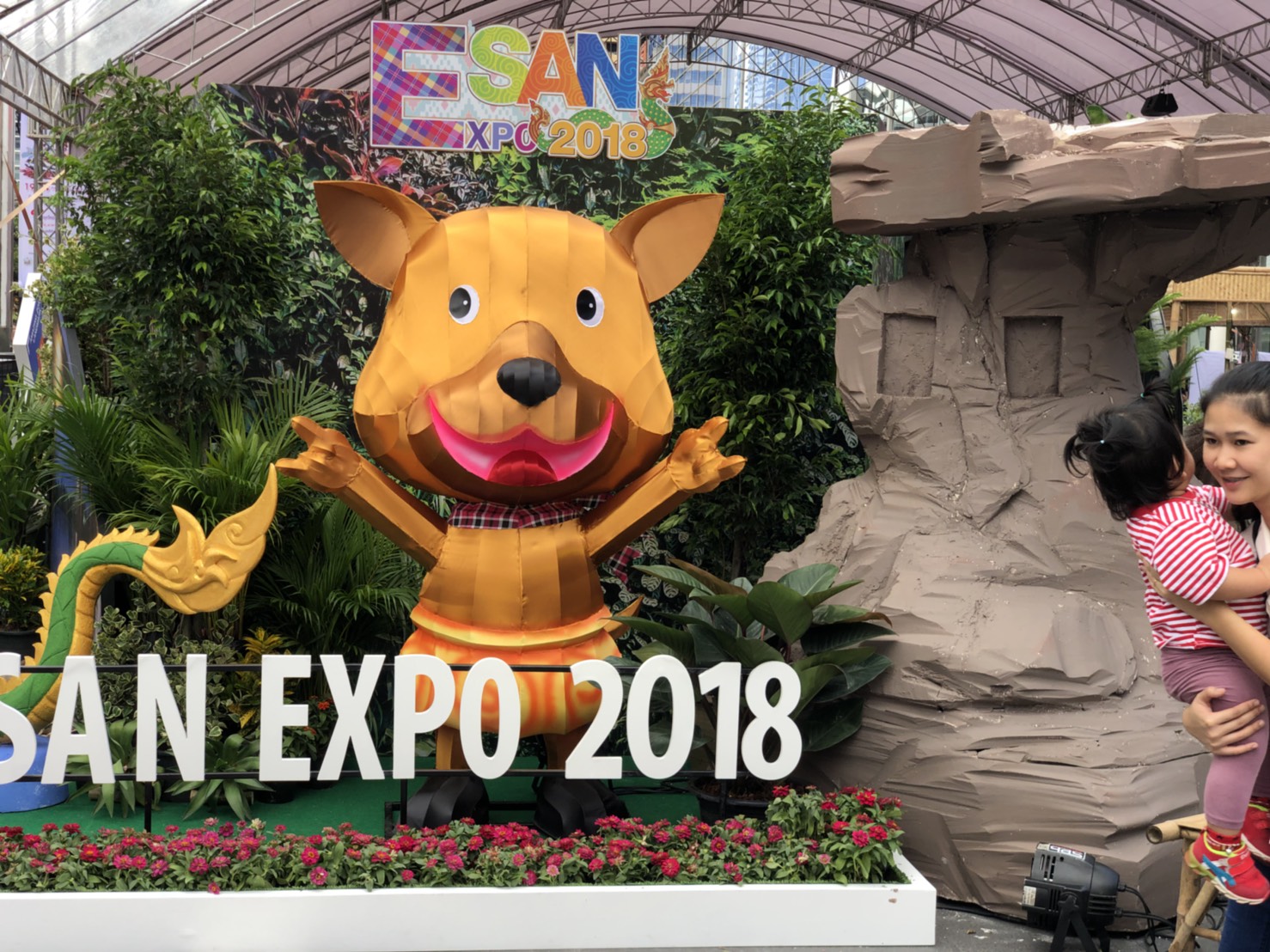 พช.หนองคาย นำสินค้า OTOP ร่วมงาน ESAN EXPO 2018 “แซ่บอีสานบน ดินแดนแห่งโอกาส” ณ เซ็นทรัล เวิลด์ กทม.