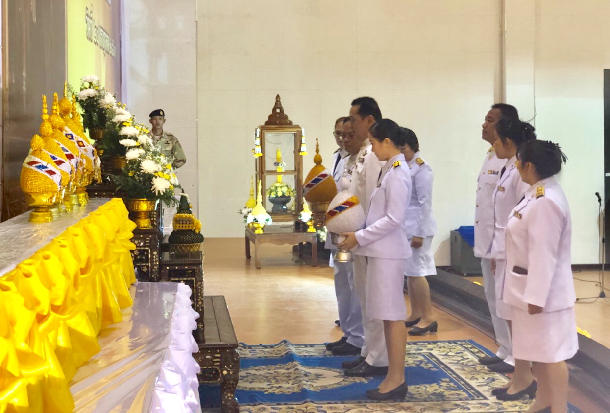 พจ.หนองคาย ร่วมพิธีถวายเครื่องราชสักการะ และพิธีจุดเทียนถวายพระพรชัยมงคล สมเด็จพระเจ้าอยู่หัวมหาวชิราลงกรณ บดินทรเทพยวรางกูร เนื่องในวันเฉลิมพระชนมพรรษา 28 กรกฎาคม 2561