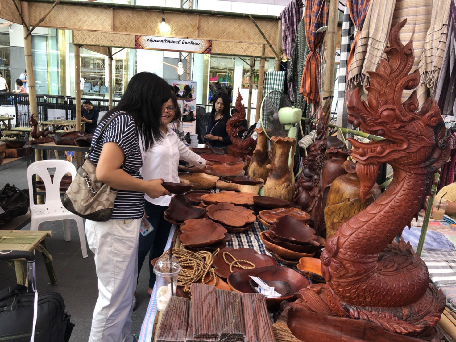 พช.หนองคาย นำสินค้า OTOP ร่วมงาน ESAN EXPO 2018 “แซ่บอีสานบน ดินแดนแห่งโอกาส” ณ เซ็นทรัล เวิลด์ กทม.