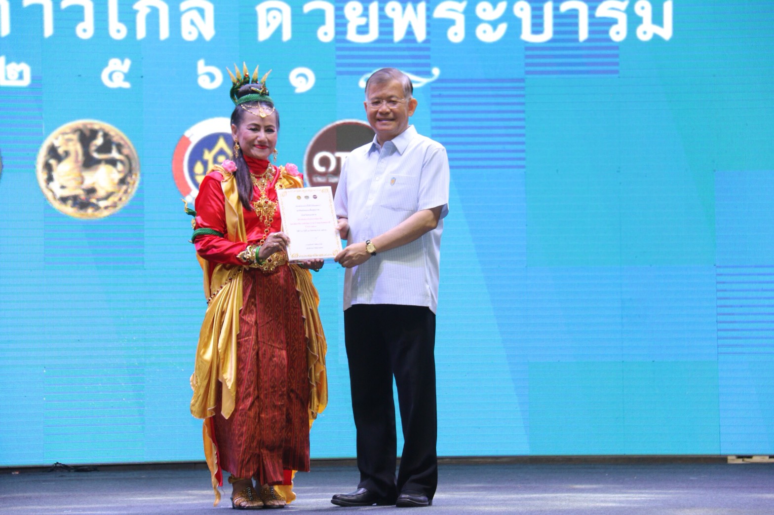 OTOP หนองคาย รับมอบเกียรติบัตร OTOP Signature และเกียรติบัตรนักขายมืออาชีพจาก อพช.