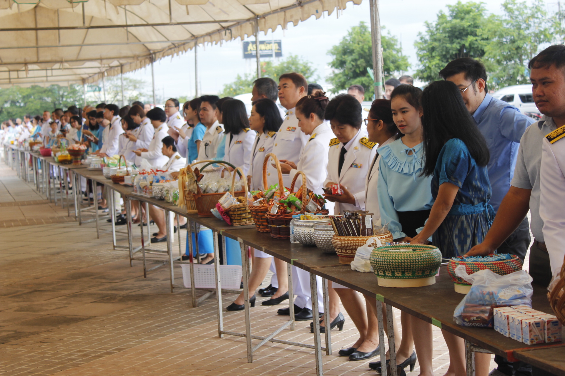 พช.หนองคาย ร่วมพิธีทำบุญตักบาตรถวายพระราชกุศล และถวายพระพรชัยมงคล เนื่องในโอกาสวันเฉลิมพระชนมพรรษา 86 พรรษา 12 สิงหาคม 2561 ณ ลานพระบรมราชานุสาวรีย์ รัชกาลที่ 5 ศาลากลางจังหวัดหนองคาย