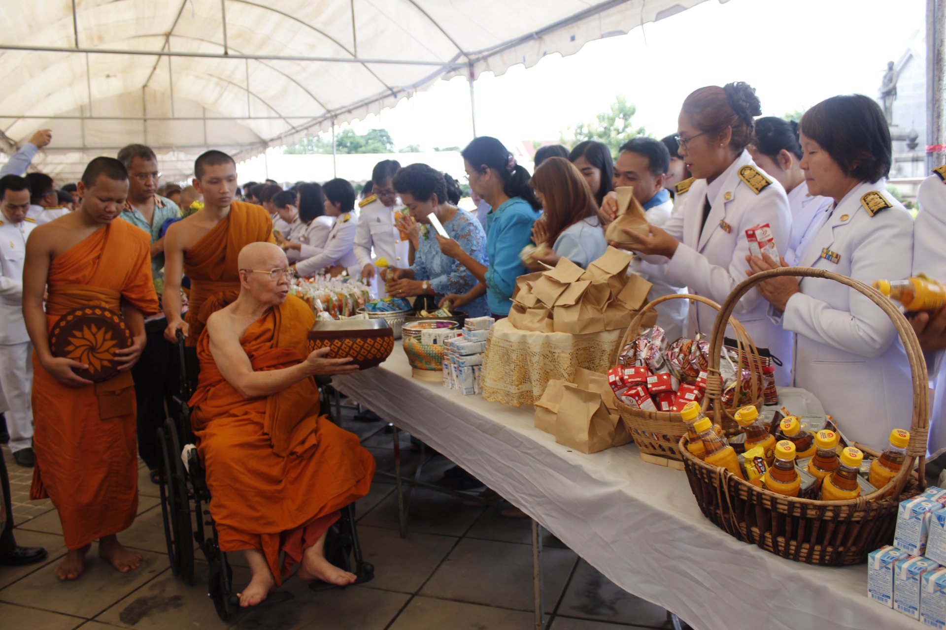 พช.หนองคาย ร่วมพิธีทำบุญตักบาตรถวายพระราชกุศล และถวายพระพรชัยมงคล เนื่องในโอกาสวันเฉลิมพระชนมพรรษา 86 พรรษา 12 สิงหาคม 2561 ณ ลานพระบรมราชานุสาวรีย์ รัชกาลที่ 5 ศาลากลางจังหวัดหนองคาย