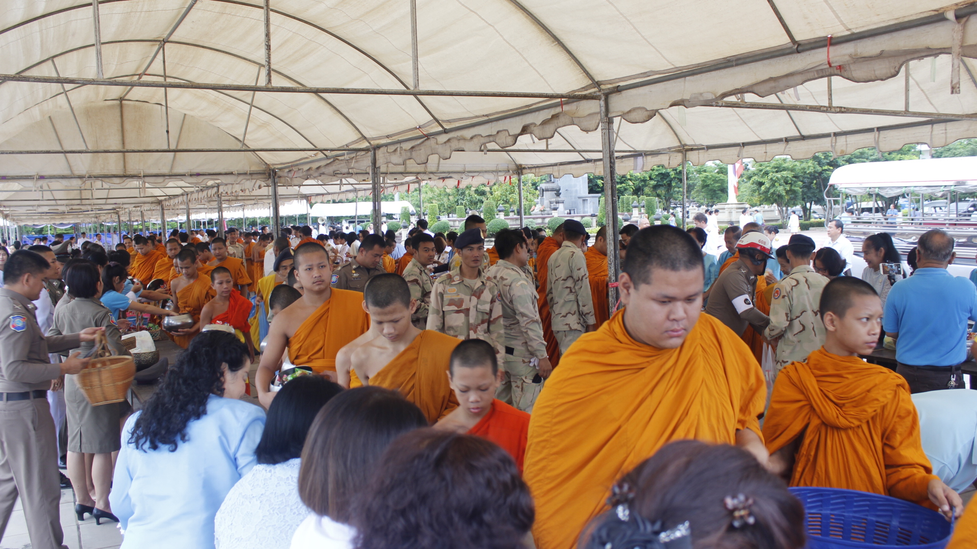 พช.หนองคาย ร่วมพิธีทำบุญตักบาตรถวายพระราชกุศล และถวายพระพรชัยมงคล เนื่องในโอกาสวันเฉลิมพระชนมพรรษา 86 พรรษา 12 สิงหาคม 2561 ณ ลานพระบรมราชานุสาวรีย์ รัชกาลที่ 5 ศาลากลางจังหวัดหนองคาย