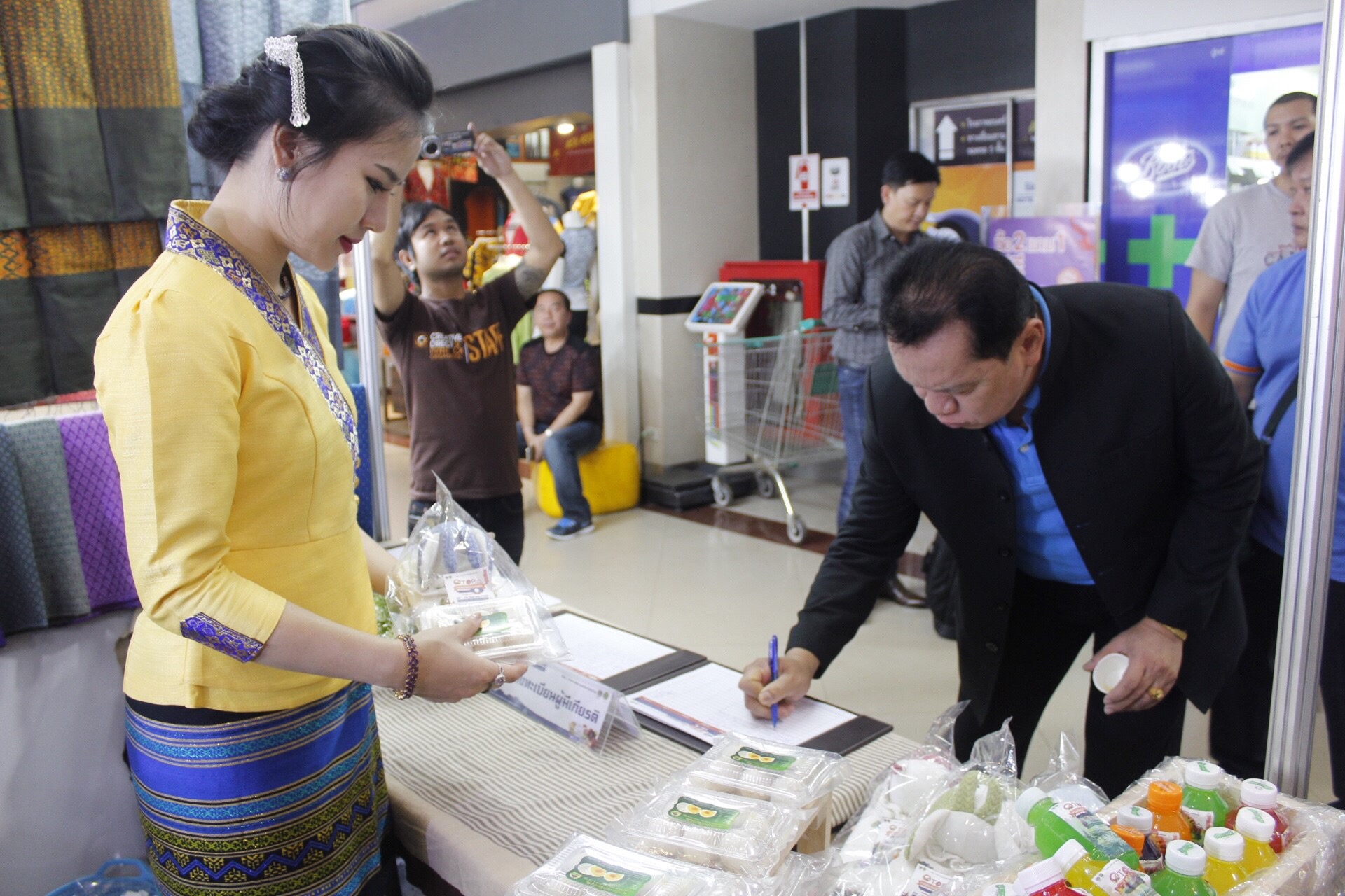 รองผู้ว่าราชการจังหวัดหนองคาย เปิดงาน “OTOP LANNA สานสัมพันธ์สองแผ่นดิน”