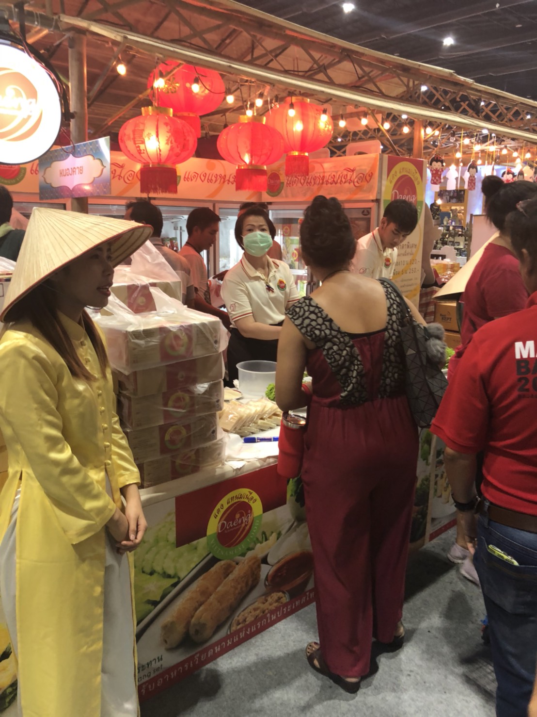 OTOP หนองคาย รับมอบเกียรติบัตร OTOP Signature และเกียรติบัตรนักขายมืออาชีพจาก อพช.