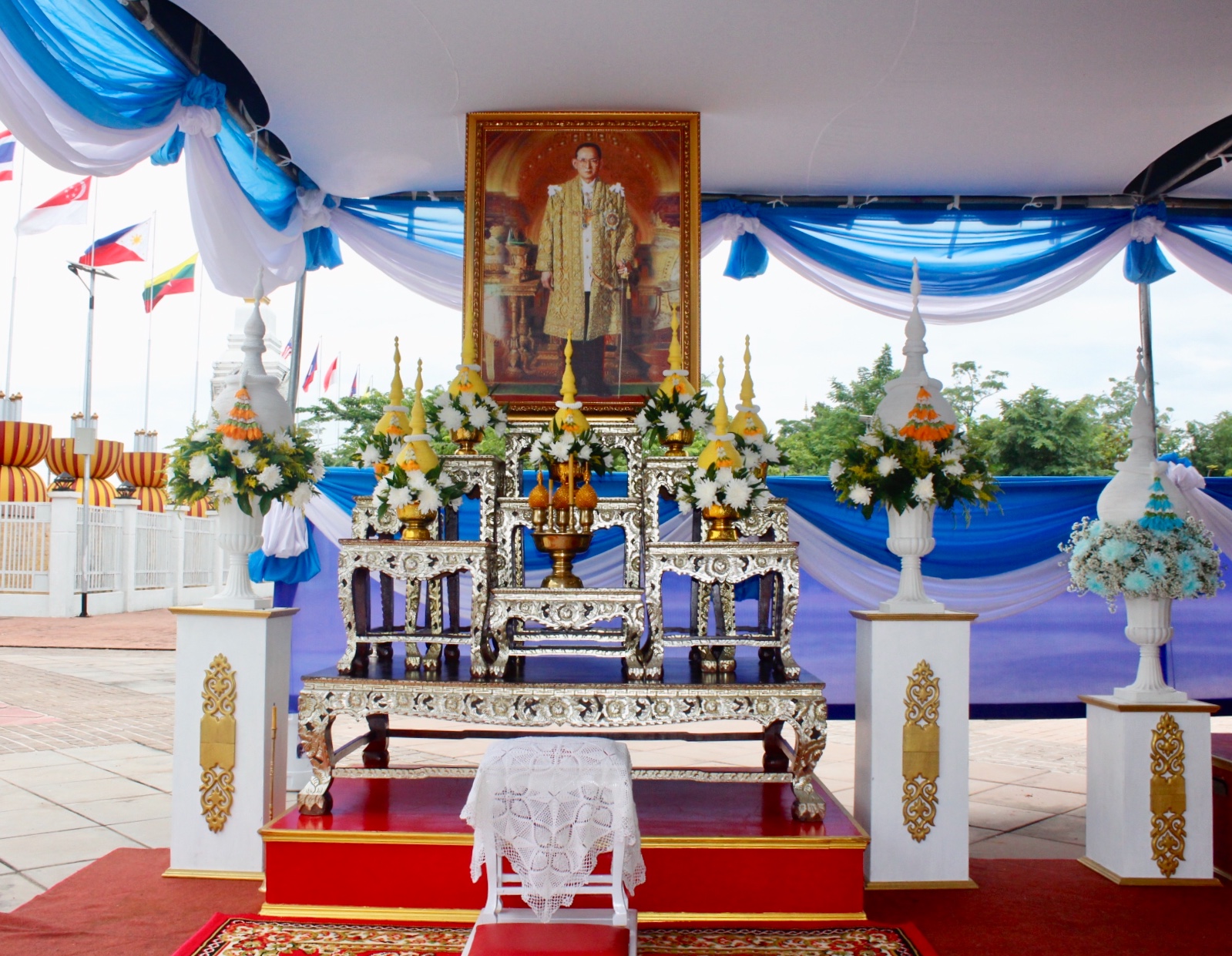 พช.หนองคาย ร่วมพิธีทำบุญตักบาตรถวายพระราชกุศล และถวายพระพรชัยมงคล เนื่องในโอกาสวันเฉลิมพระชนมพรรษา 86 พรรษา 12 สิงหาคม 2561 ณ ลานพระบรมราชานุสาวรีย์ รัชกาลที่ 5 ศาลากลางจังหวัดหนองคาย