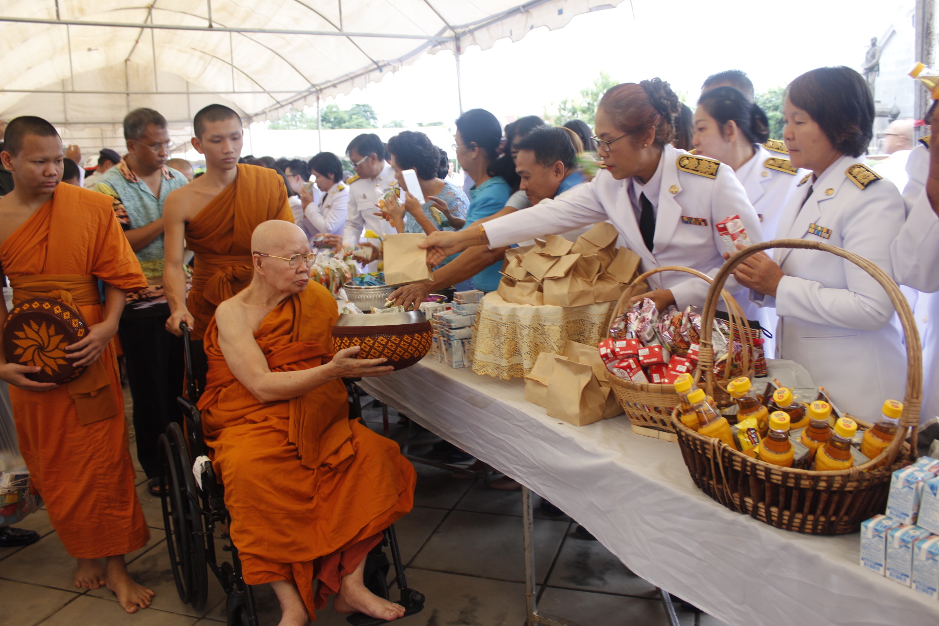 พช.หนองคาย ร่วมพิธีทำบุญตักบาตรถวายพระราชกุศล และถวายพระพรชัยมงคล เนื่องในโอกาสวันเฉลิมพระชนมพรรษา 86 พรรษา 12 สิงหาคม 2561 ณ ลานพระบรมราชานุสาวรีย์ รัชกาลที่ 5 ศาลากลางจังหวัดหนองคาย