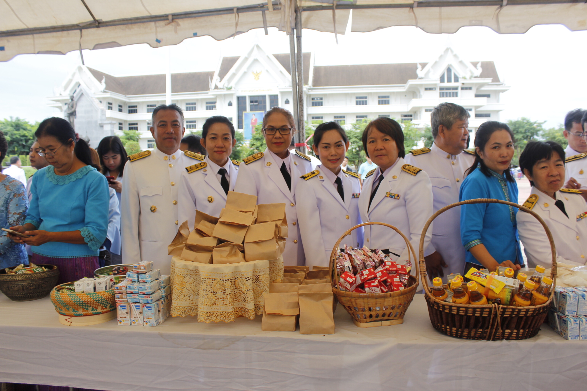 พช.หนองคาย ร่วมพิธีทำบุญตักบาตรถวายพระราชกุศล และถวายพระพรชัยมงคล เนื่องในโอกาสวันเฉลิมพระชนมพรรษา 86 พรรษา 12 สิงหาคม 2561 ณ ลานพระบรมราชานุสาวรีย์ รัชกาลที่ 5 ศาลากลางจังหวัดหนองคาย