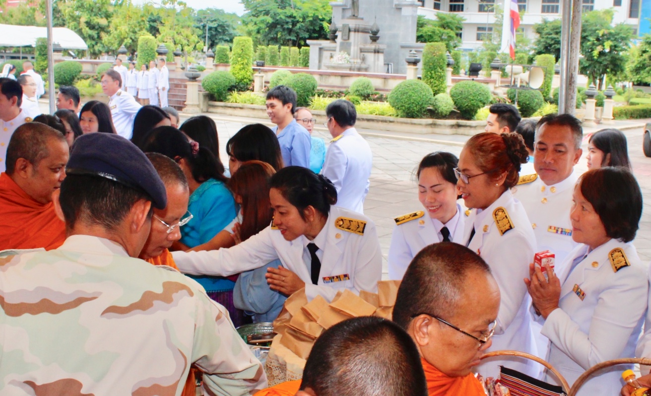 พช.หนองคาย ร่วมพิธีทำบุญตักบาตรถวายพระราชกุศล และถวายพระพรชัยมงคล เนื่องในโอกาสวันเฉลิมพระชนมพรรษา 86 พรรษา 12 สิงหาคม 2561 ณ ลานพระบรมราชานุสาวรีย์ รัชกาลที่ 5 ศาลากลางจังหวัดหนองคาย