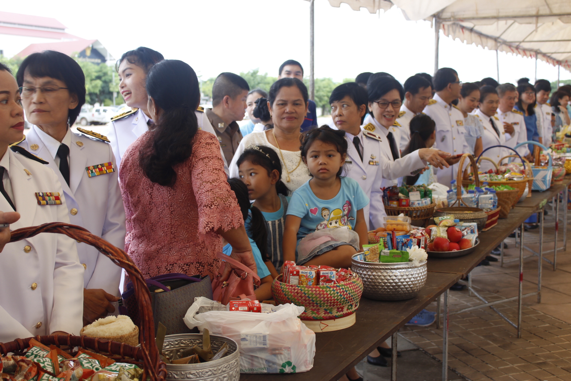 พช.หนองคาย ร่วมพิธีทำบุญตักบาตรถวายพระราชกุศล และถวายพระพรชัยมงคล เนื่องในโอกาสวันเฉลิมพระชนมพรรษา 86 พรรษา 12 สิงหาคม 2561 ณ ลานพระบรมราชานุสาวรีย์ รัชกาลที่ 5 ศาลากลางจังหวัดหนองคาย