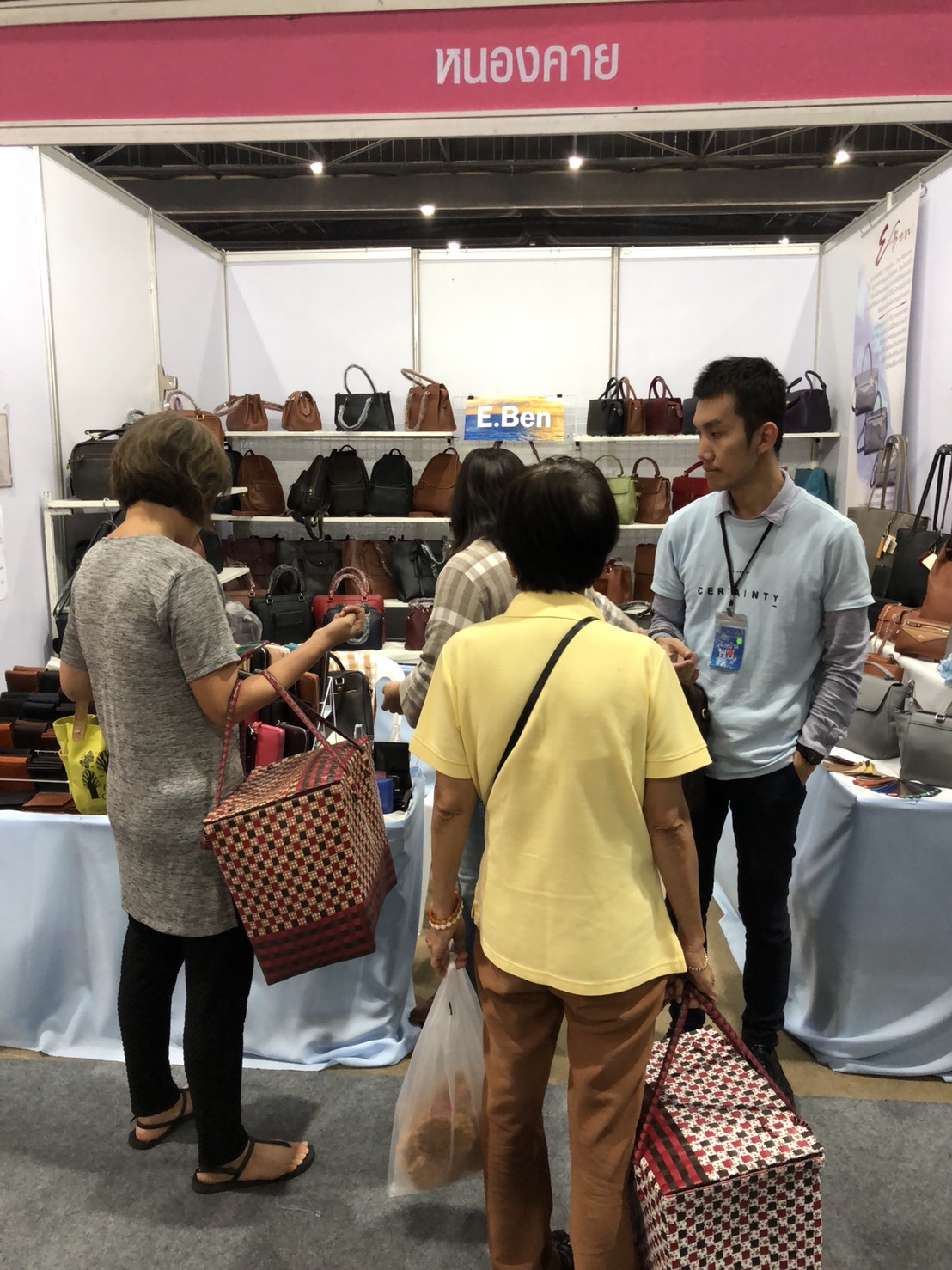 ยอดจำหน่ายในงานศิลปาชีพ ประทีปไทย OTOP ก้าวไกลด้วยพระบารมี ประจำปี 2561 วันอังคารที่ 14 สิงหาคม 2561 ณ ชาเลนเจอร์ 1-3 อิมแพคเมืองทองธานี จ.นนทบุรี