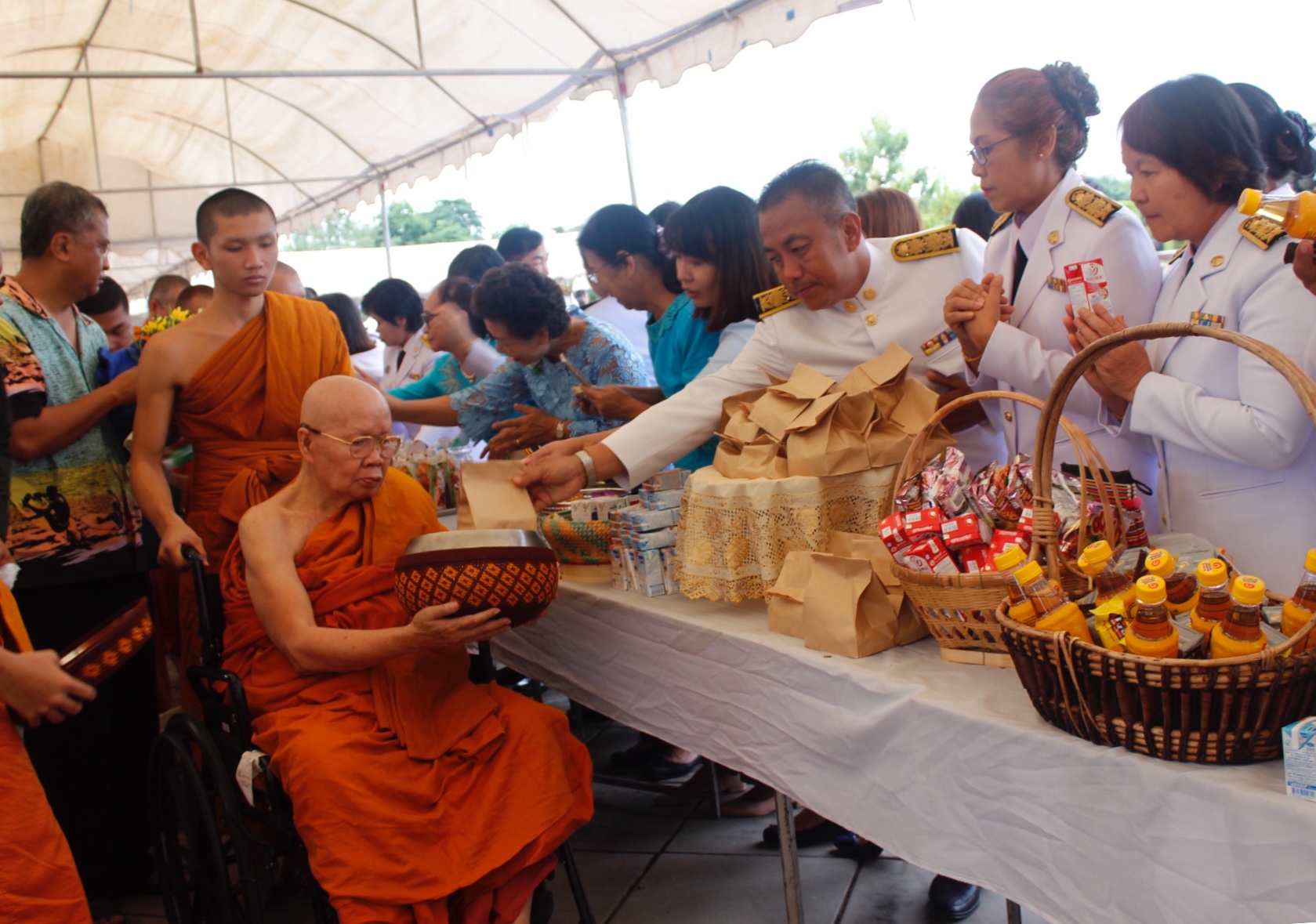 พช.หนองคาย ร่วมพิธีทำบุญตักบาตรถวายพระราชกุศล และถวายพระพรชัยมงคล เนื่องในโอกาสวันเฉลิมพระชนมพรรษา 86 พรรษา 12 สิงหาคม 2561 ณ ลานพระบรมราชานุสาวรีย์ รัชกาลที่ 5 ศาลากลางจังหวัดหนองคาย