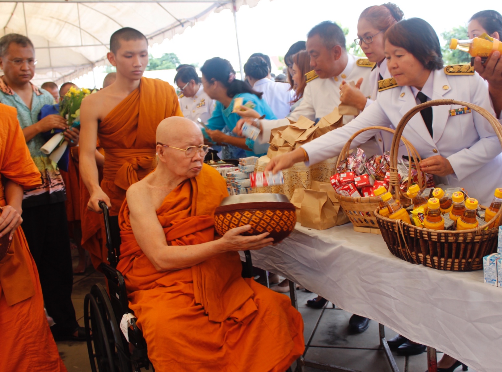 พช.หนองคาย ร่วมพิธีทำบุญตักบาตรถวายพระราชกุศล และถวายพระพรชัยมงคล เนื่องในโอกาสวันเฉลิมพระชนมพรรษา 86 พรรษา 12 สิงหาคม 2561 ณ ลานพระบรมราชานุสาวรีย์ รัชกาลที่ 5 ศาลากลางจังหวัดหนองคาย
