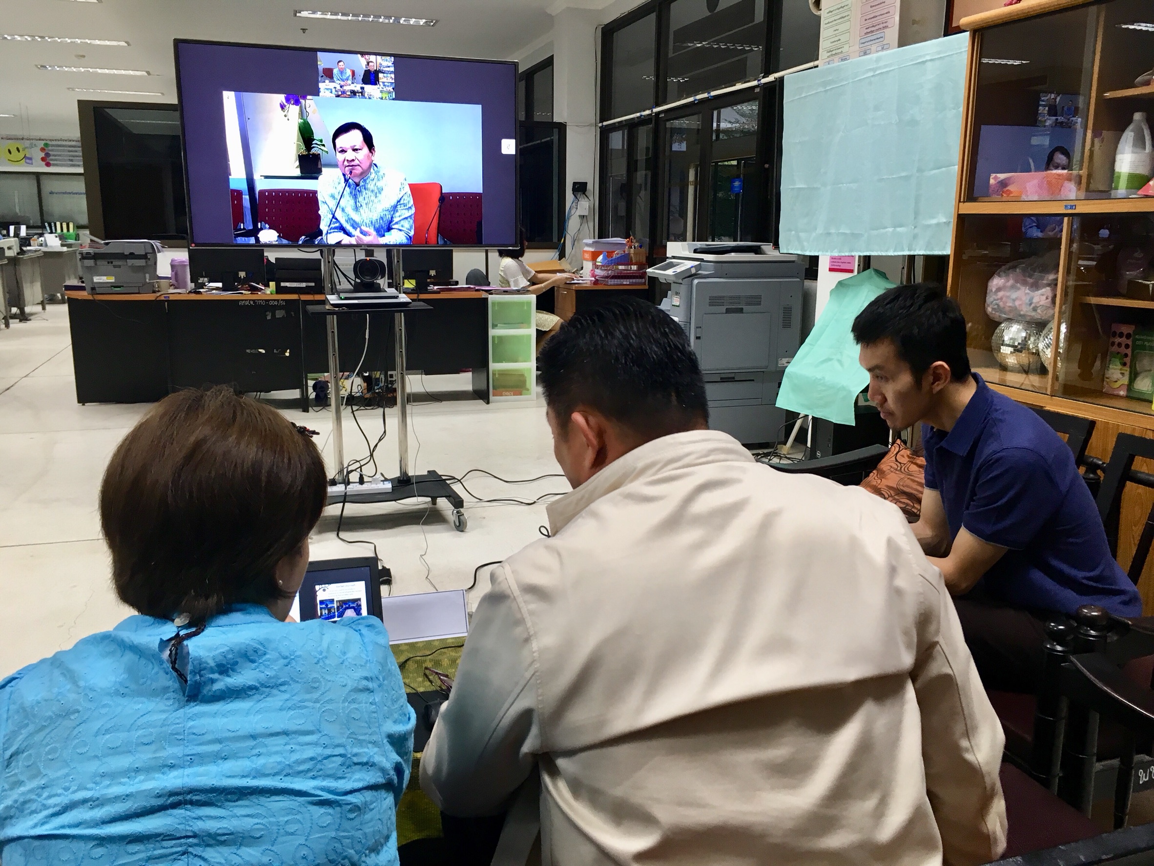 พช.หนองคาย และ สมาพันธ์ SME หนองคาย ร่วมประชุมการดำเนินงานส่งเสริมช่องทางการตลาด สำหรับศูนย์สาธิตการตลาดและตลาดประชารัฐ ครั้งที่ 5/2561 และนำเสนอการพัฒนาศูนย์สาธิตการตลาด ของจังหวัดหนองคาย จำนวน 2 แห่ง ผ่านระบบวีดิทัศน์ทางไกล ( Video Conference System)