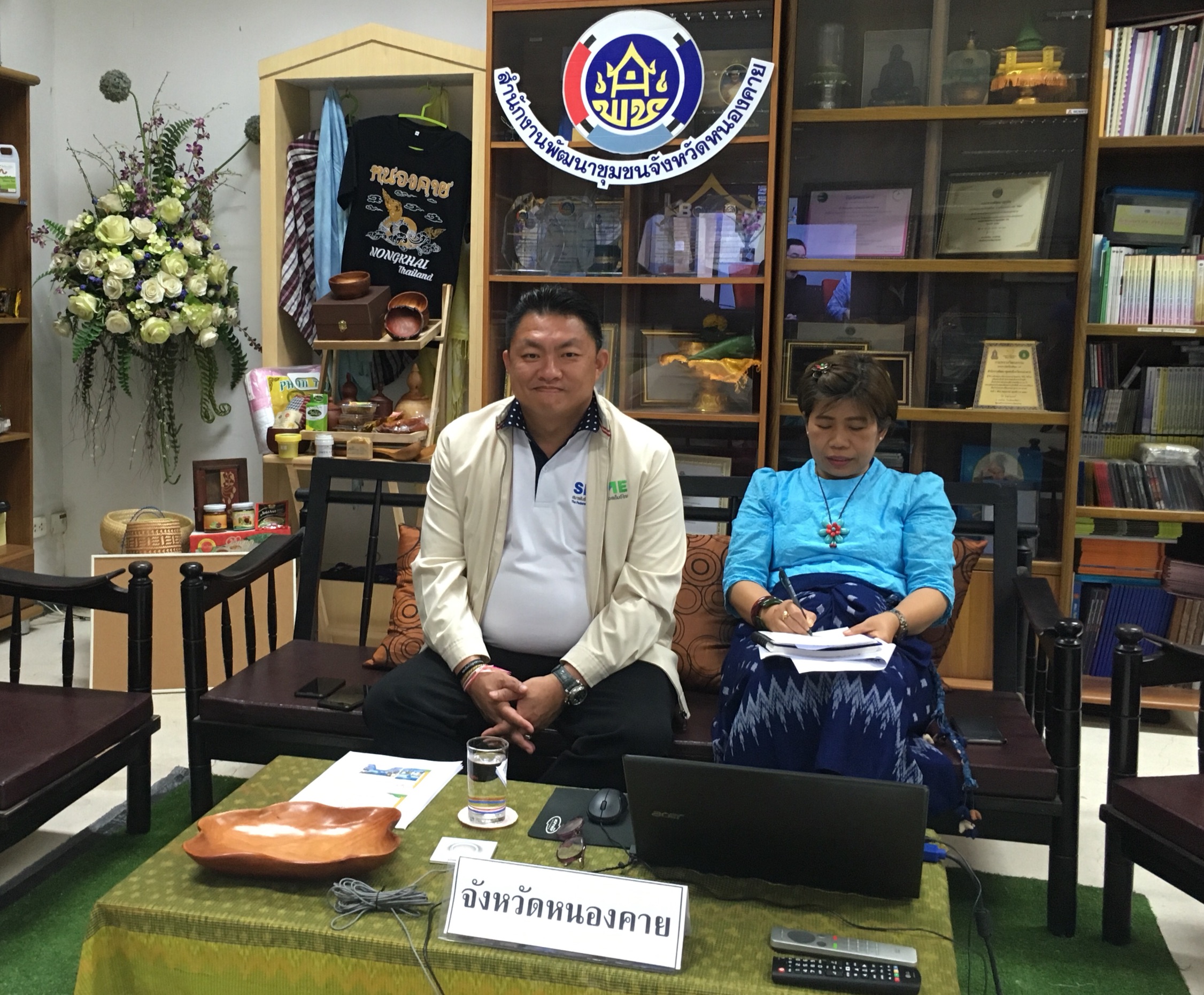 พช.หนองคาย และ สมาพันธ์ SME หนองคาย ร่วมประชุมการดำเนินงานส่งเสริมช่องทางการตลาด สำหรับศูนย์สาธิตการตลาดและตลาดประชารัฐ ครั้งที่ 5/2561 และนำเสนอการพัฒนาศูนย์สาธิตการตลาด ของจังหวัดหนองคาย จำนวน 2 แห่ง ผ่านระบบวีดิทัศน์ทางไกล ( Video Conference System)