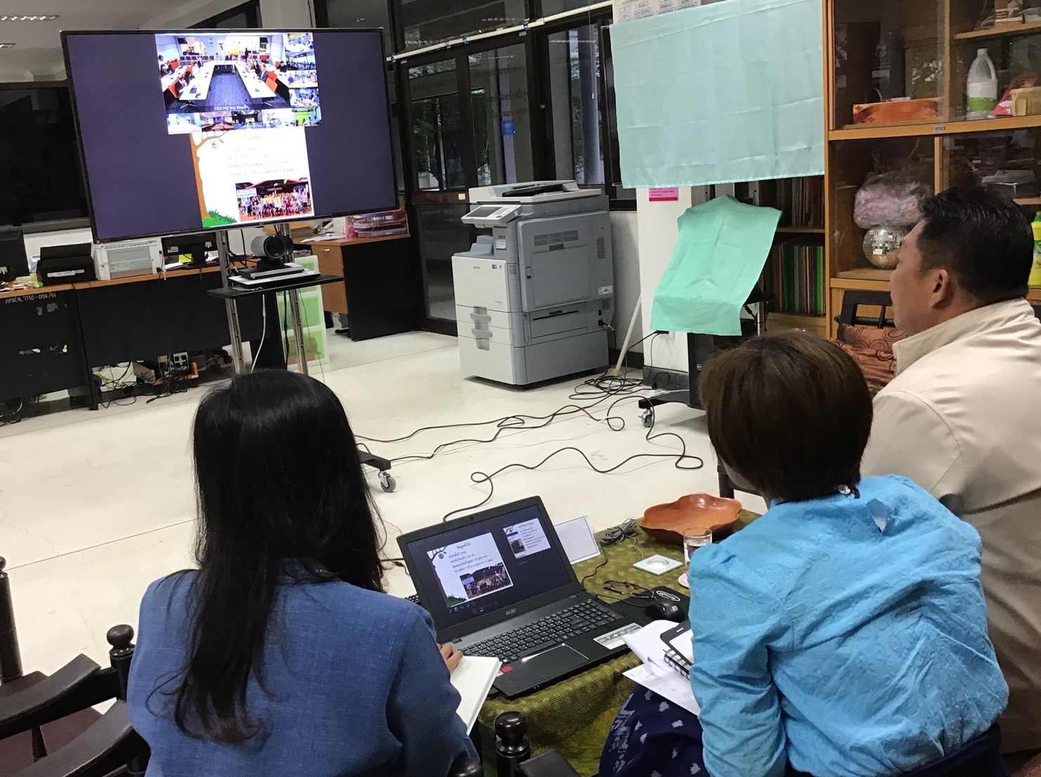 พช.หนองคาย และ สมาพันธ์ SME หนองคาย ร่วมประชุมการดำเนินงานส่งเสริมช่องทางการตลาด สำหรับศูนย์สาธิตการตลาดและตลาดประชารัฐ ครั้งที่ 5/2561 และนำเสนอการพัฒนาศูนย์สาธิตการตลาด ของจังหวัดหนองคาย จำนวน 2 แห่ง ผ่านระบบวีดิทัศน์ทางไกล ( Video Conference System)