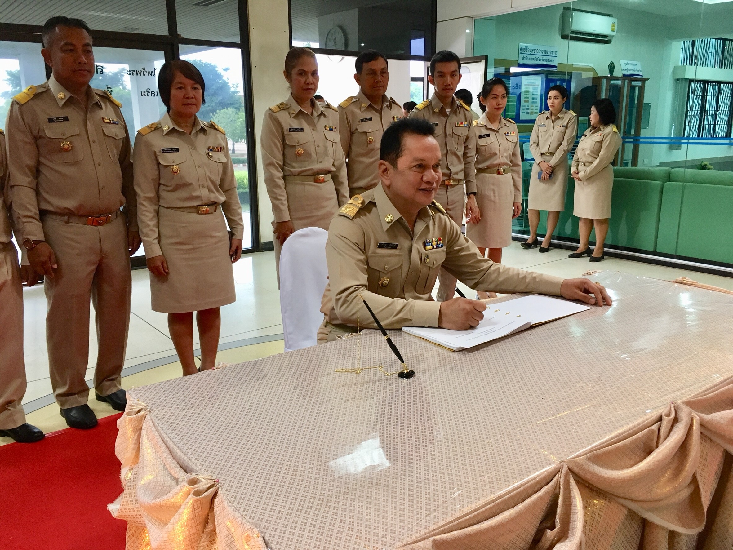 พจ.หนองคาย นำบุคลากร ร่วมพิธีลงนามถวายพระพรชัยมงคล สมเด็จพระนางเจ้าสิริกิต์ พระบรมราชินีนาถ ในรัชกาลที่ 9 เนื่องในโอกาสวันเฉลิมพระชนมพรรษา 86 พรรษา 12 สิงหาคม 2561