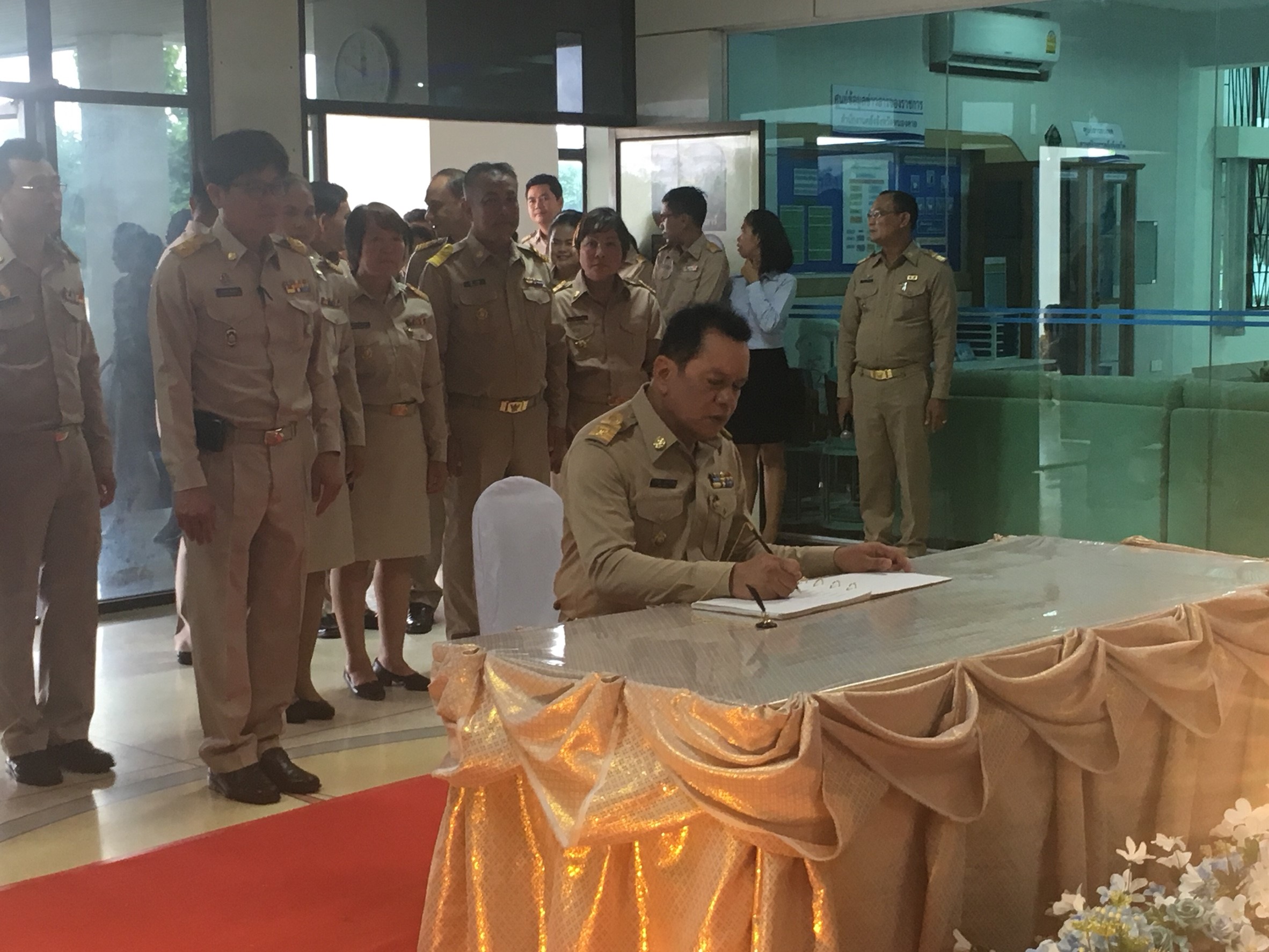 พจ.หนองคาย นำบุคลากร ร่วมพิธีลงนามถวายพระพรชัยมงคล สมเด็จพระนางเจ้าสิริกิต์ พระบรมราชินีนาถ ในรัชกาลที่ 9 เนื่องในโอกาสวันเฉลิมพระชนมพรรษา 86 พรรษา 12 สิงหาคม 2561