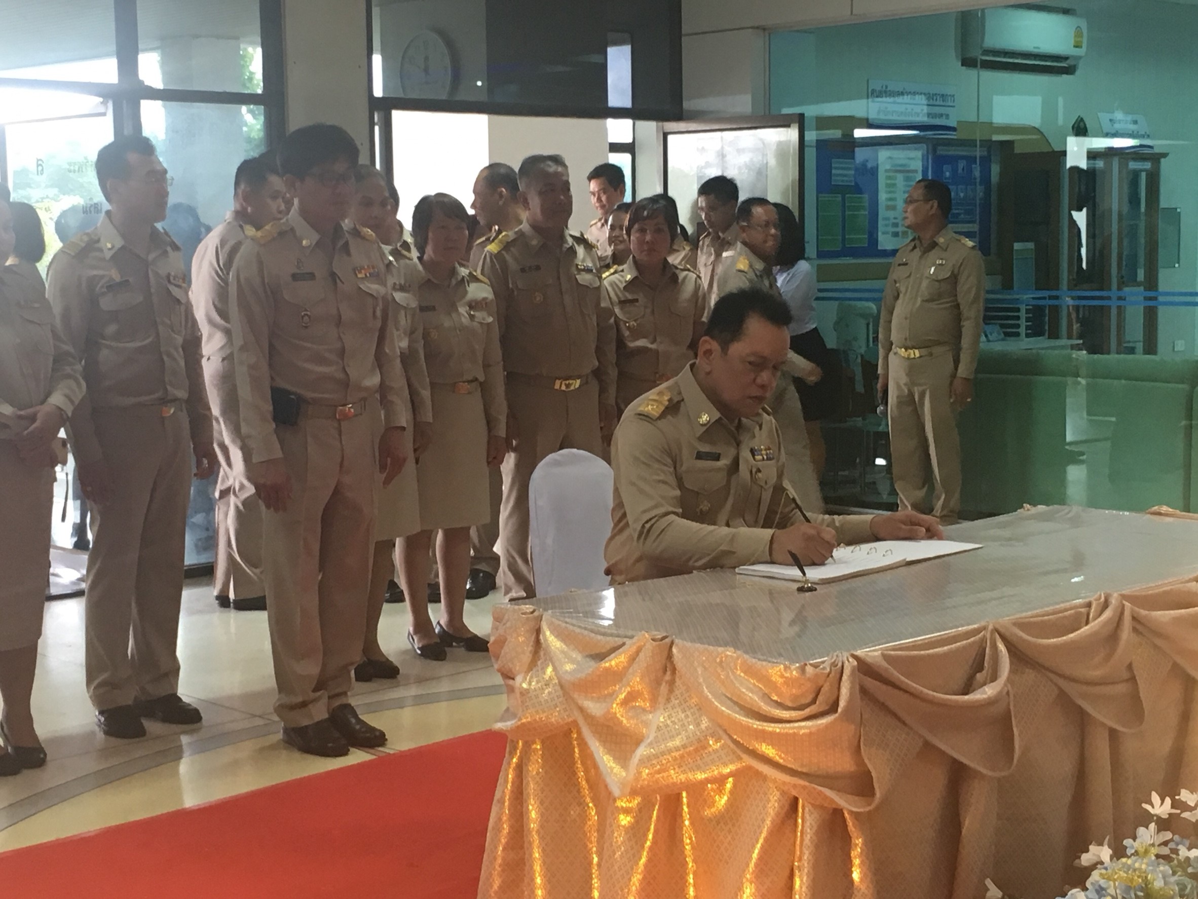 พจ.หนองคาย นำบุคลากร ร่วมพิธีลงนามถวายพระพรชัยมงคล สมเด็จพระนางเจ้าสิริกิต์ พระบรมราชินีนาถ ในรัชกาลที่ 9 เนื่องในโอกาสวันเฉลิมพระชนมพรรษา 86 พรรษา 12 สิงหาคม 2561