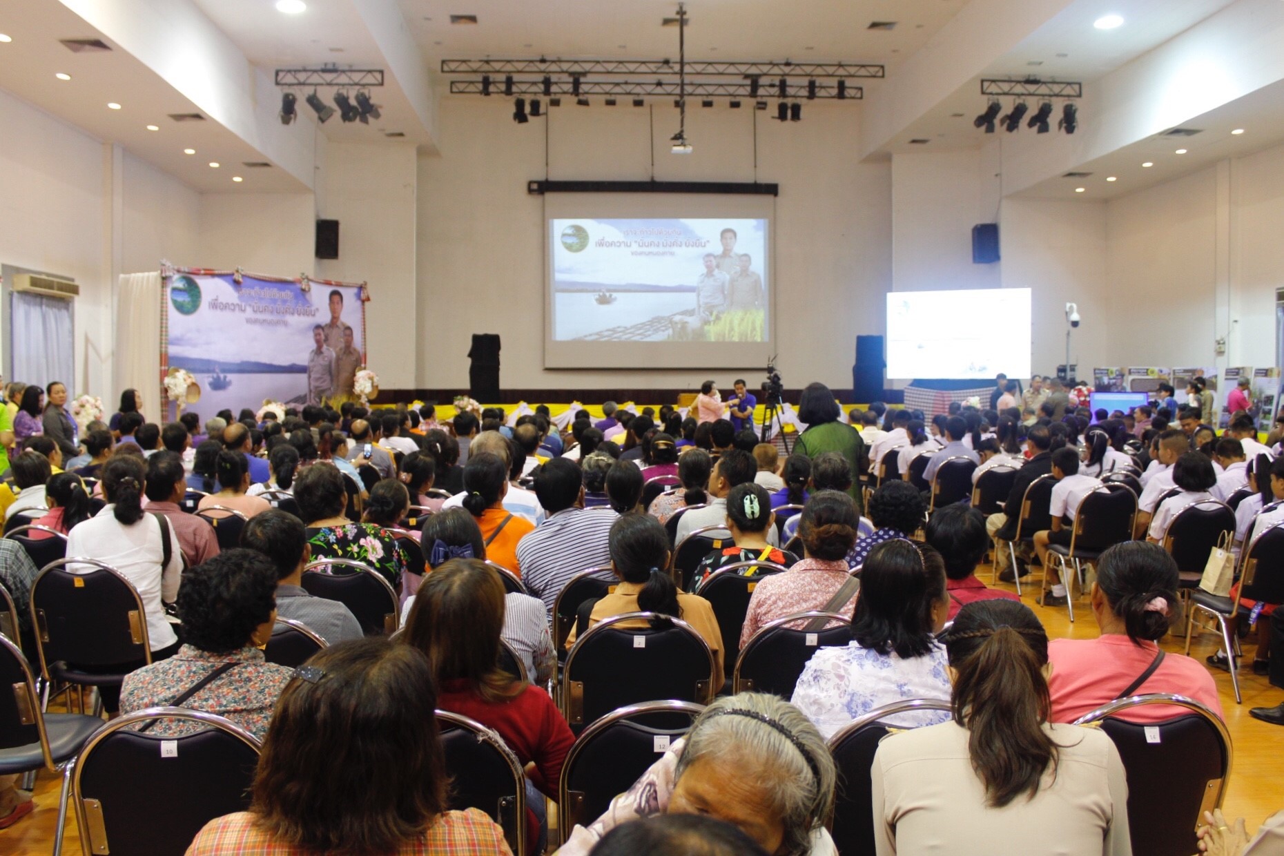 พจ.หนองคาย ร่วมกิจกรรมเผยแพร่ประชาสัมพันธ์ผลงานของจังหวัด “เราจะก้าวไปด้วยกัน เพื่อความ มั่นคง มั่งคั่ง ยั่งยืน ของคนจังหวัดหนองคาย”