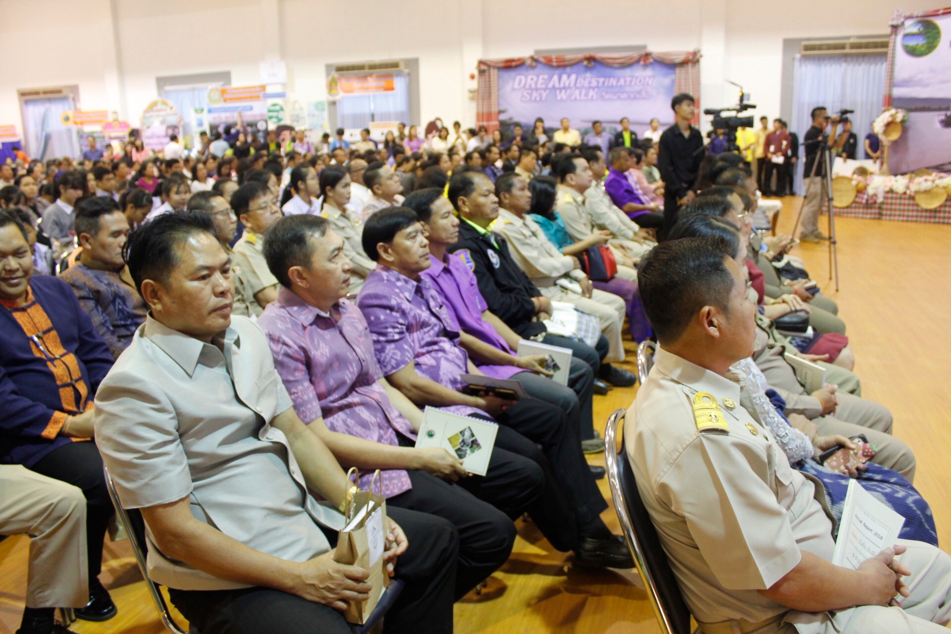 พจ.หนองคาย ร่วมกิจกรรมเผยแพร่ประชาสัมพันธ์ผลงานของจังหวัด “เราจะก้าวไปด้วยกัน เพื่อความ มั่นคง มั่งคั่ง ยั่งยืน ของคนจังหวัดหนองคาย”