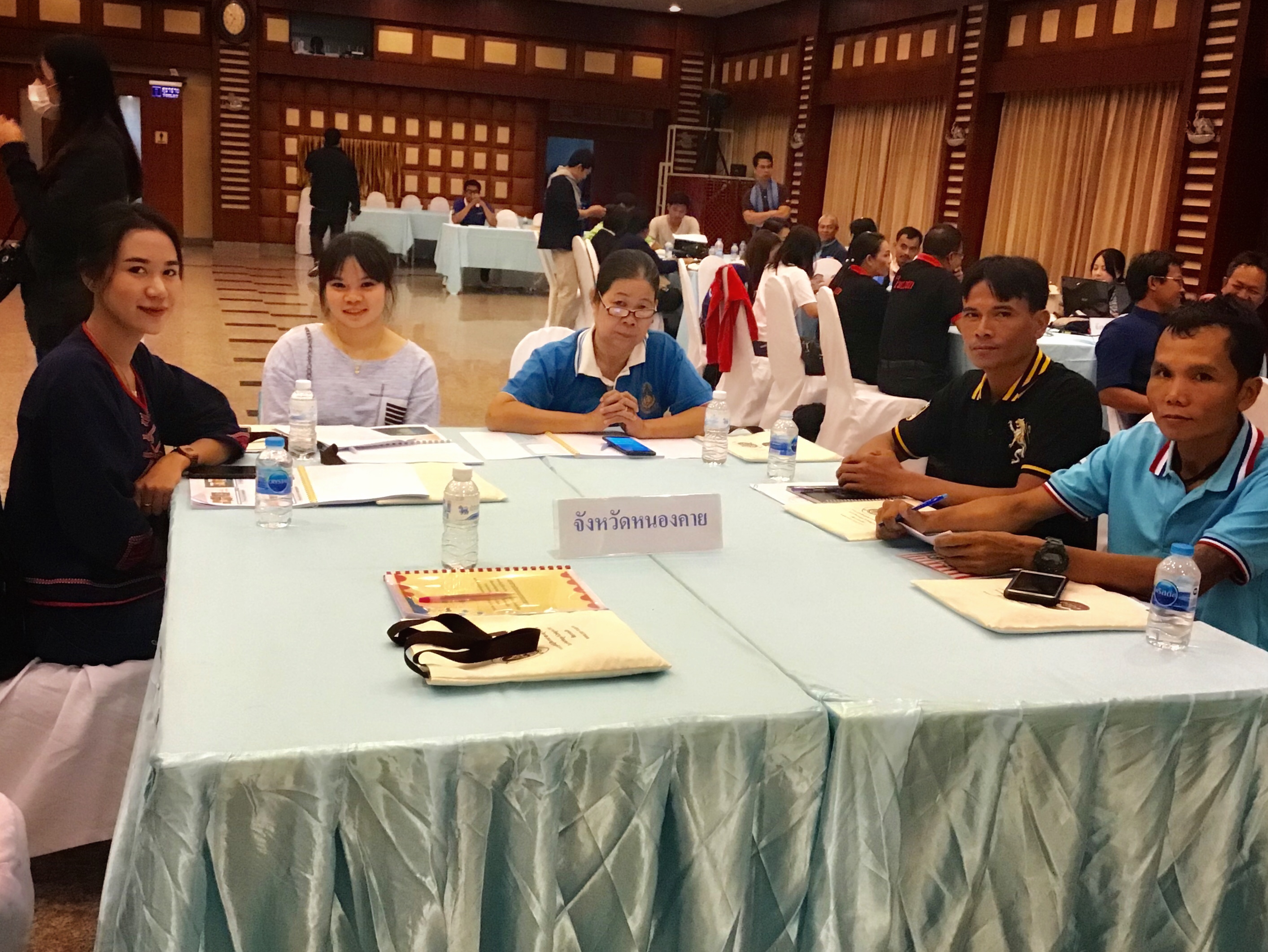 ผู้แทนหมู่บ้าน นำเสนอข้อมูลหมู่บ้าน OTOP VILLAGE ในการจัดทำเว็บไซต์