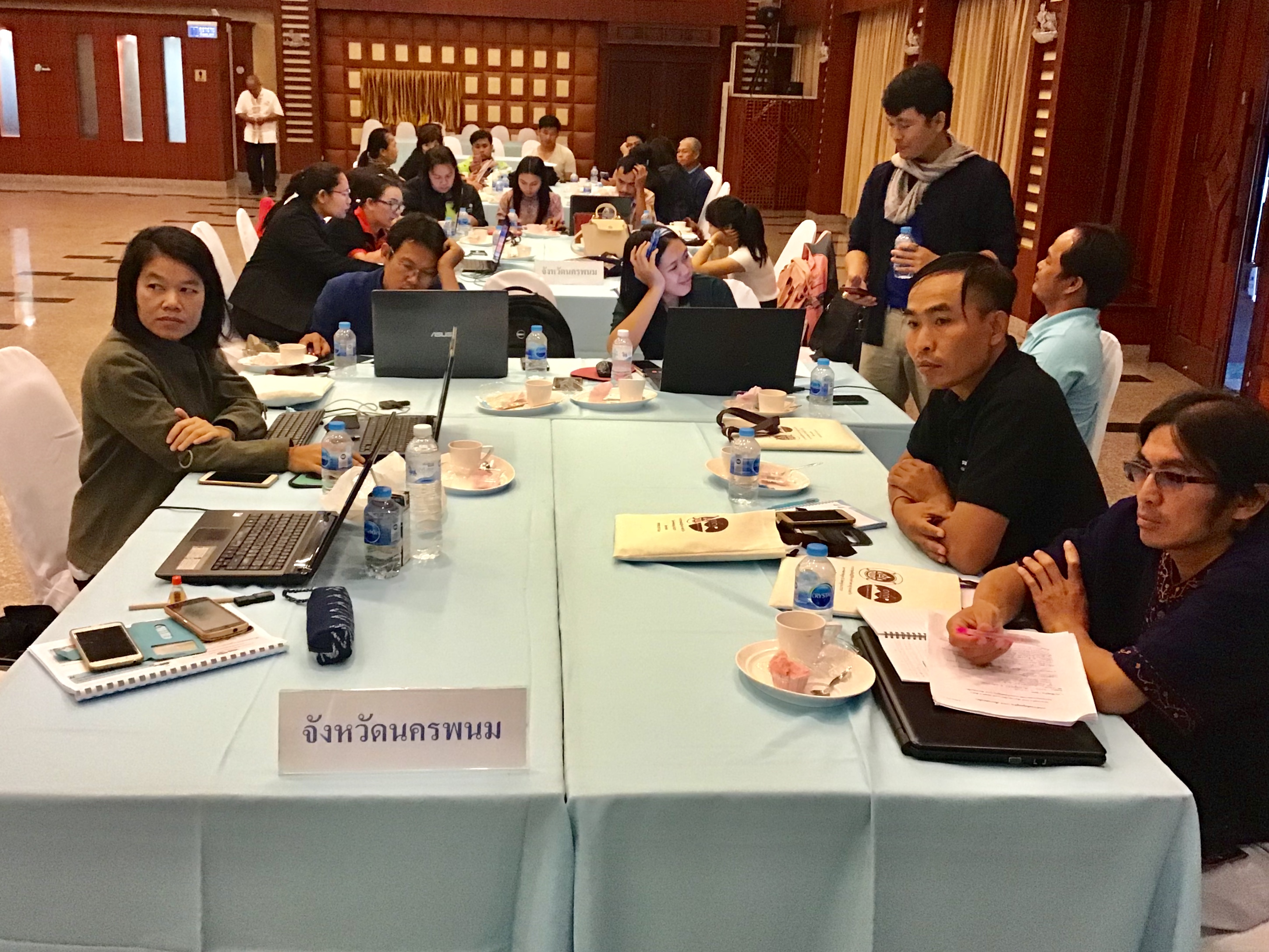 ผู้แทนหมู่บ้าน นำเสนอข้อมูลหมู่บ้าน OTOP VILLAGE ในการจัดทำเว็บไซต์