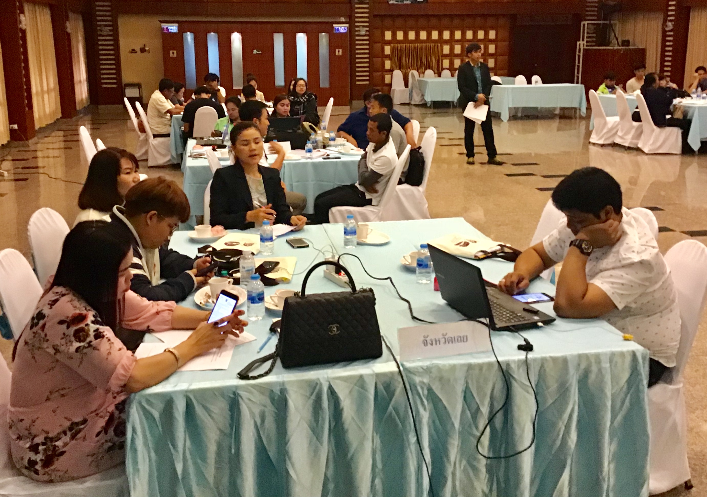 ผู้แทนหมู่บ้าน นำเสนอข้อมูลหมู่บ้าน OTOP VILLAGE ในการจัดทำเว็บไซต์