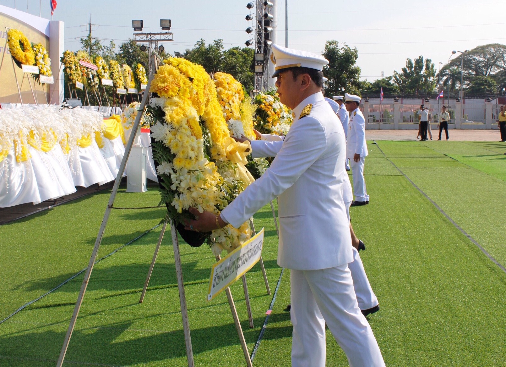 พช.หนองคาย ร่วมพิธีวางพวงมาลาและถวายบังคม เนื่องในวันคล้ายวันสวรรคต พระบาทสมเด็จพระปรมินทรมหาภูมิพลอดุลยเดช บรมนาถบพิตร