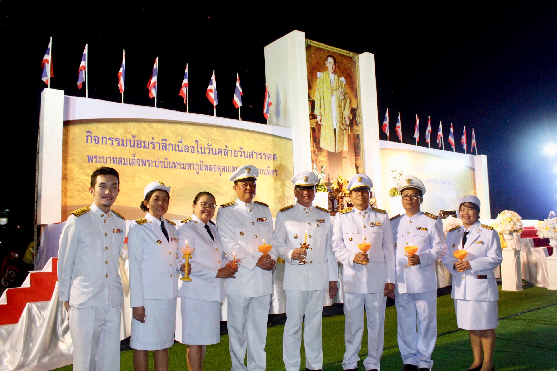 พช.หนองคาย ร่วมพิธีในพิธีถวายบังคมและจุดเทียนเพื่อน้อมรำลึกในพระมหากรุณาธิคุณ พระบาทสมเด็จพระปรมินทรมหาภูมิพลอดุลยเดช บรมนาถบพิตร ♦️