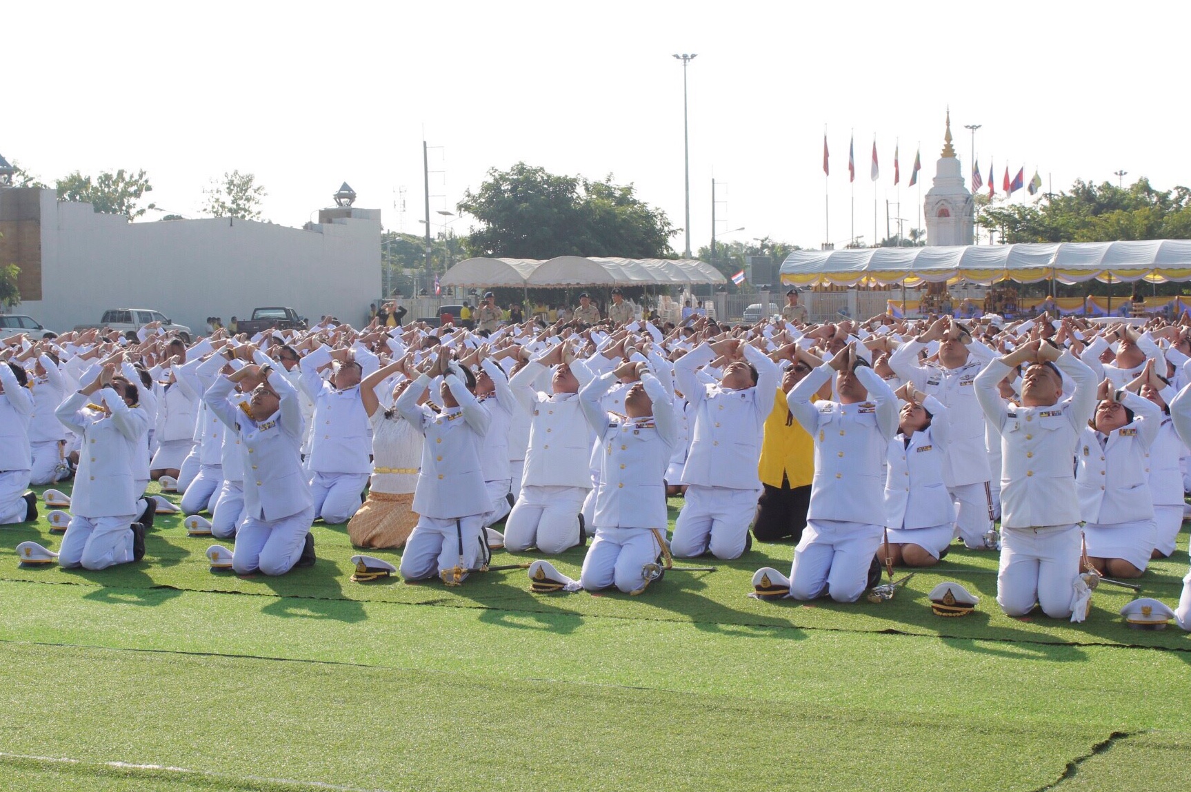 พช.หนองคาย ร่วมพิธีวางพวงมาลาและถวายบังคม เนื่องในวันคล้ายวันสวรรคต พระบาทสมเด็จพระปรมินทรมหาภูมิพลอดุลยเดช บรมนาถบพิตร
