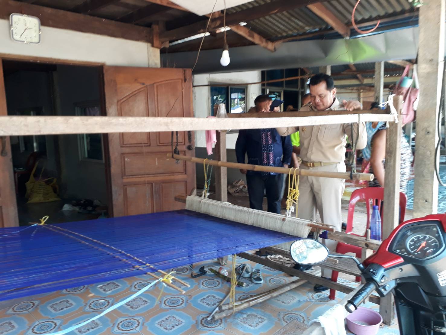 พัฒนาการจังหวัดหนองคาย เยี่ยมกลุ่มทอผ้าบ้านพระบาทนาหงส์ อ.รัตนวาปี