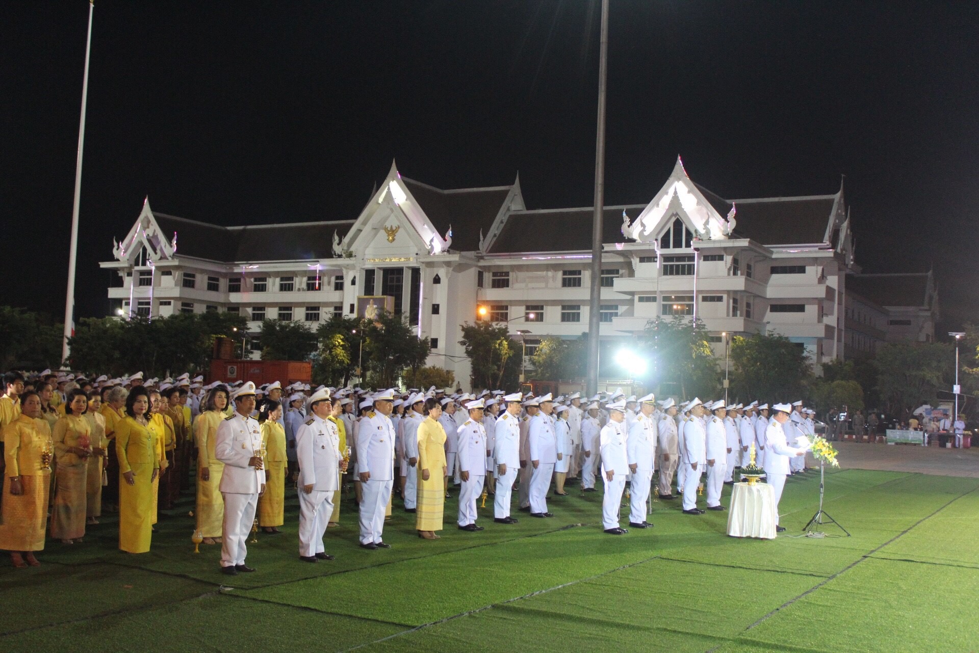 พช.หนองคาย ร่วมพิธีในพิธีถวายบังคมและจุดเทียนเพื่อน้อมรำลึกในพระมหากรุณาธิคุณ พระบาทสมเด็จพระปรมินทรมหาภูมิพลอดุลยเดช บรมนาถบพิตร ♦️
