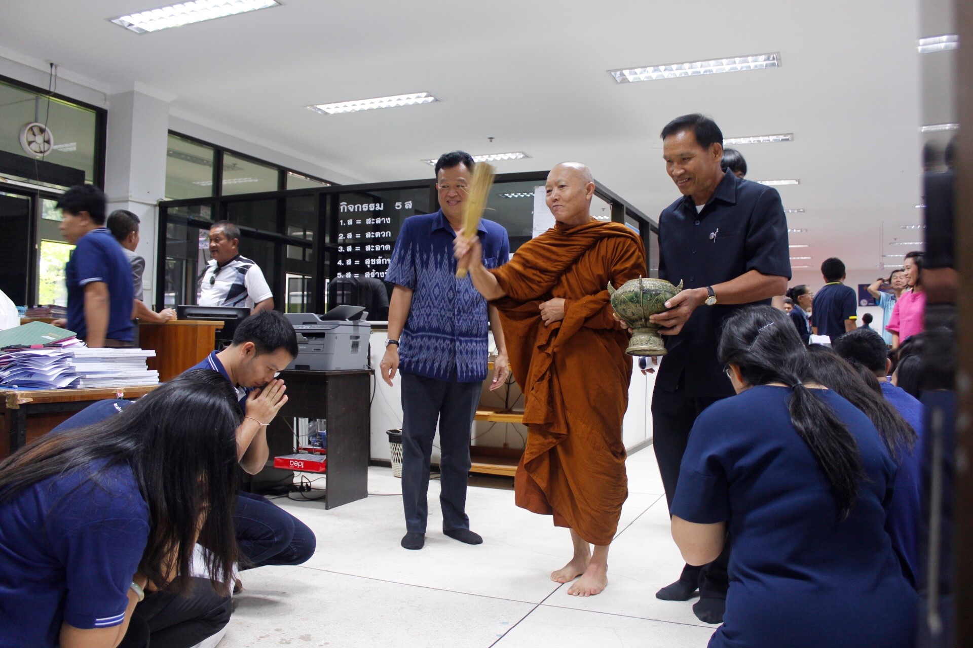 พช.หนองคาย ทำบุญเนื่องในวันคล้ายวันก่อตั้งกรมการพัฒนาชุมชน ครบรอบ 56 ปี