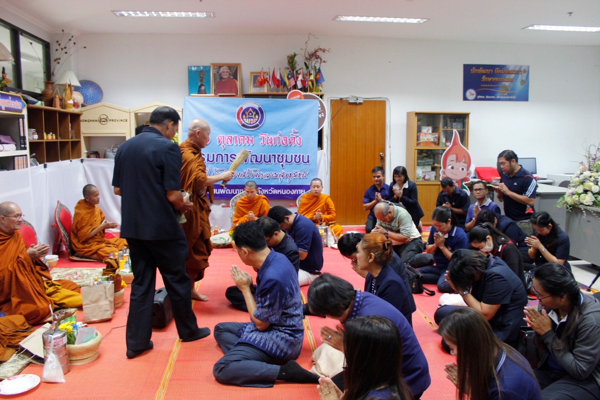 พช.หนองคาย ทำบุญเนื่องในวันคล้ายวันก่อตั้งกรมการพัฒนาชุมชน ครบรอบ 56 ปี