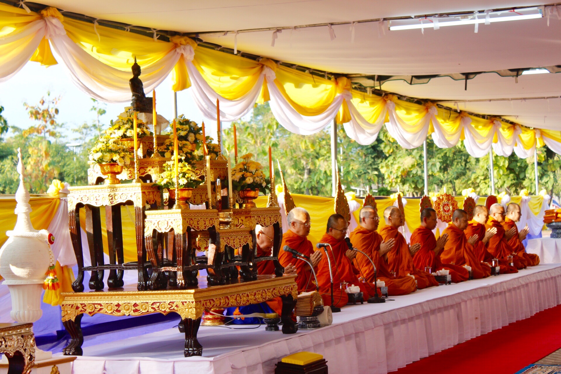 พช.หนองคาย ร่วมพิธีทำบุญตักบาตร เนื่องในวันคล้ายวันสวรรคต พระบาทสมเด็จพระปรมินทรมหาภูมิพลอดุลยเดช บรมนาถบพิตร