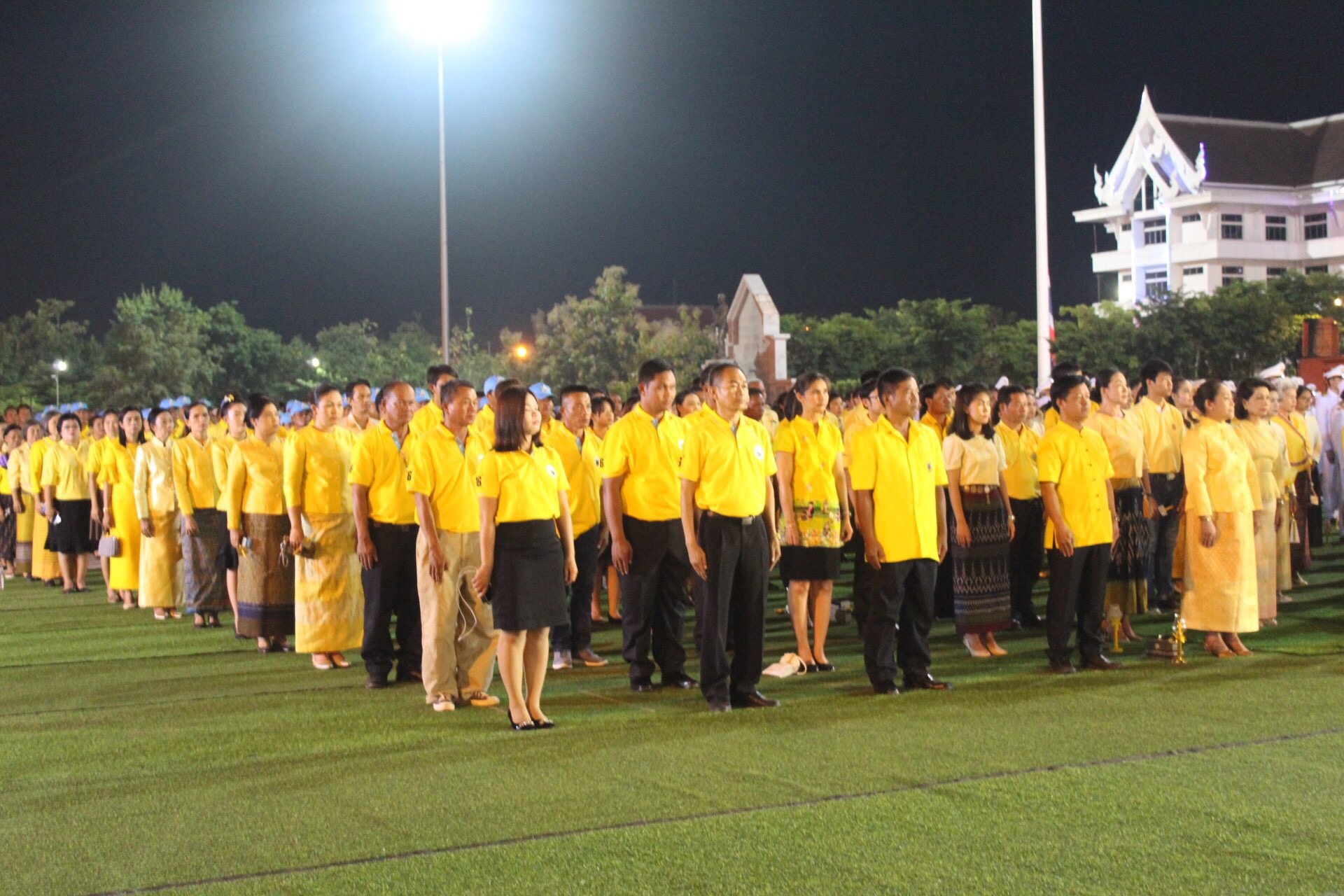 พช.หนองคาย ร่วมพิธีในพิธีถวายบังคมและจุดเทียนเพื่อน้อมรำลึกในพระมหากรุณาธิคุณ พระบาทสมเด็จพระปรมินทรมหาภูมิพลอดุลยเดช บรมนาถบพิตร ♦️