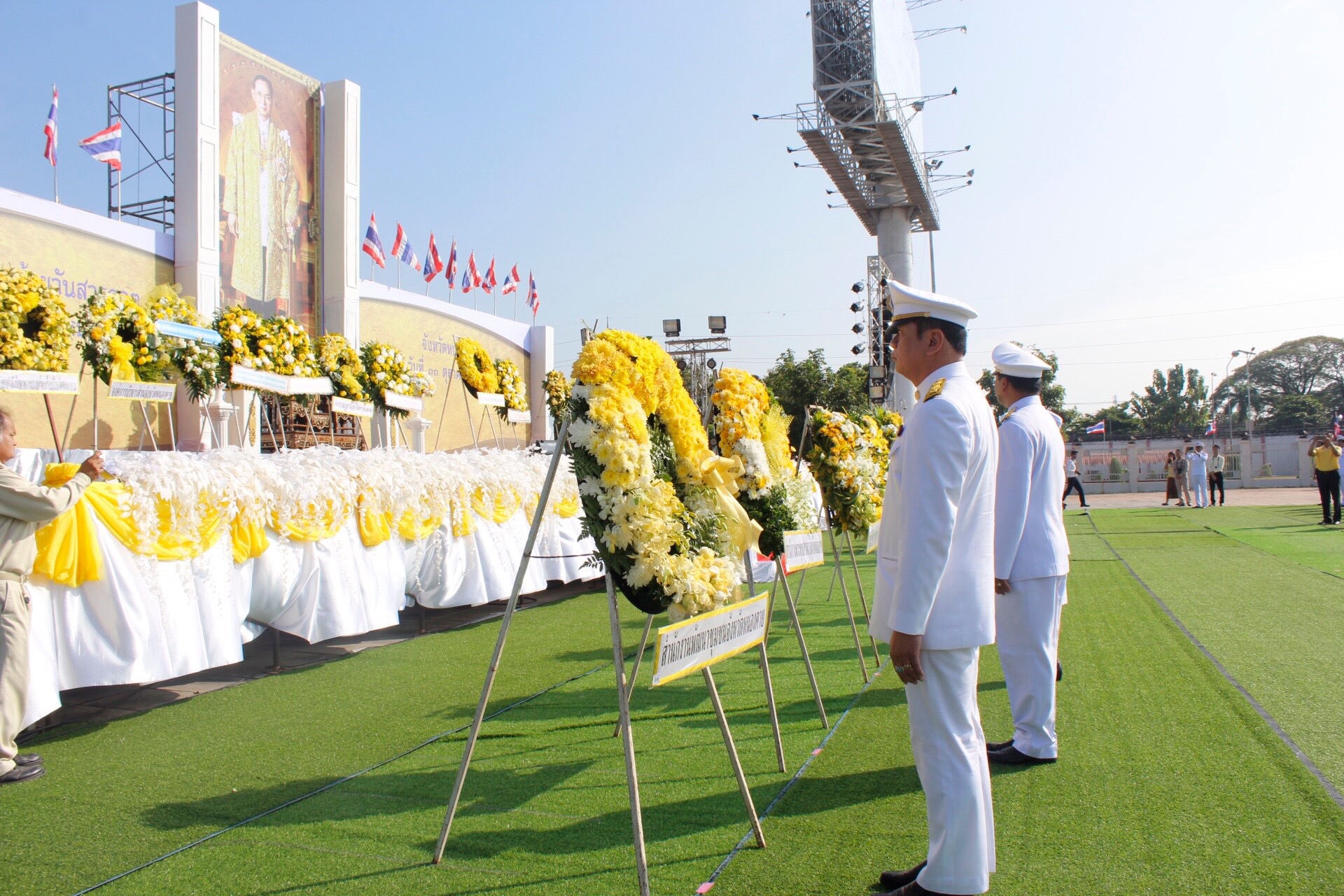 พช.หนองคาย ร่วมพิธีวางพวงมาลาและถวายบังคม เนื่องในวันคล้ายวันสวรรคต พระบาทสมเด็จพระปรมินทรมหาภูมิพลอดุลยเดช บรมนาถบพิตร