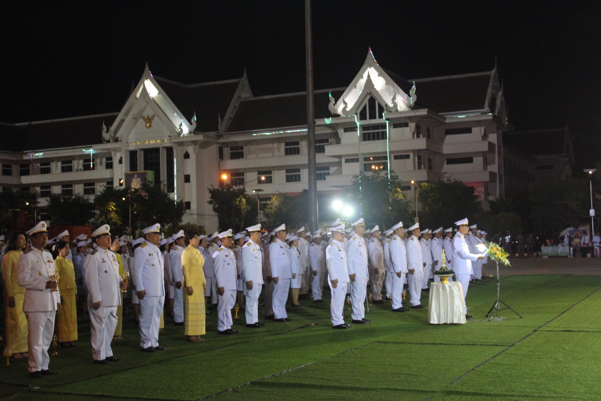 พช.หนองคาย ร่วมพิธีในพิธีถวายบังคมและจุดเทียนเพื่อน้อมรำลึกในพระมหากรุณาธิคุณ พระบาทสมเด็จพระปรมินทรมหาภูมิพลอดุลยเดช บรมนาถบพิตร ♦️