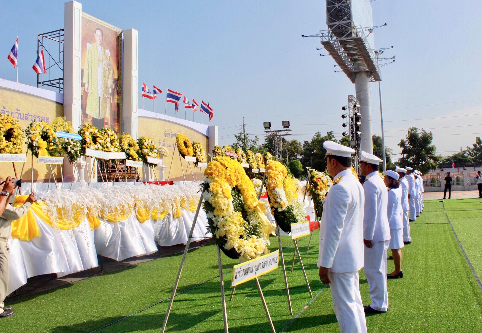 พช.หนองคาย ร่วมพิธีวางพวงมาลาและถวายบังคม เนื่องในวันคล้ายวันสวรรคต พระบาทสมเด็จพระปรมินทรมหาภูมิพลอดุลยเดช บรมนาถบพิตร