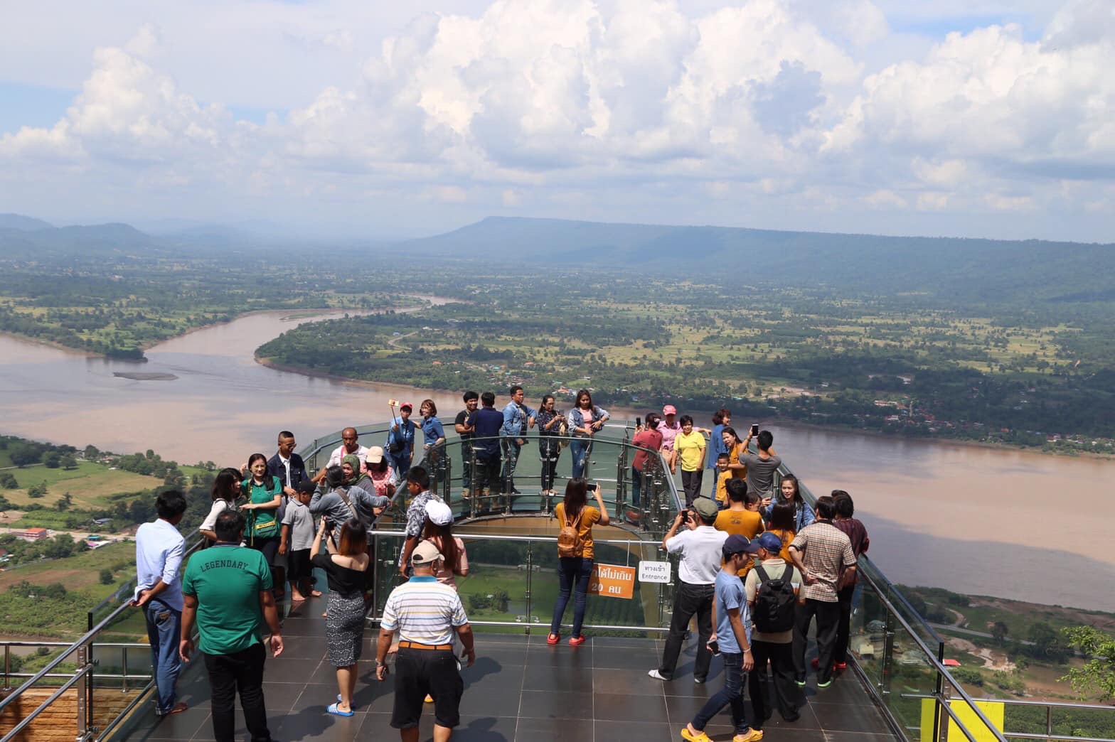 ผู้ตรวจราชการกรม นำคณะสื่อมวลชนเยี่ยมชมหมู่บ้าน OTOP เพื่อการท่องเที่ยวเส้นทางวิถีชีวิตริมแม่น้ำโขงในพื้นที่จังหวัดหนองคาย