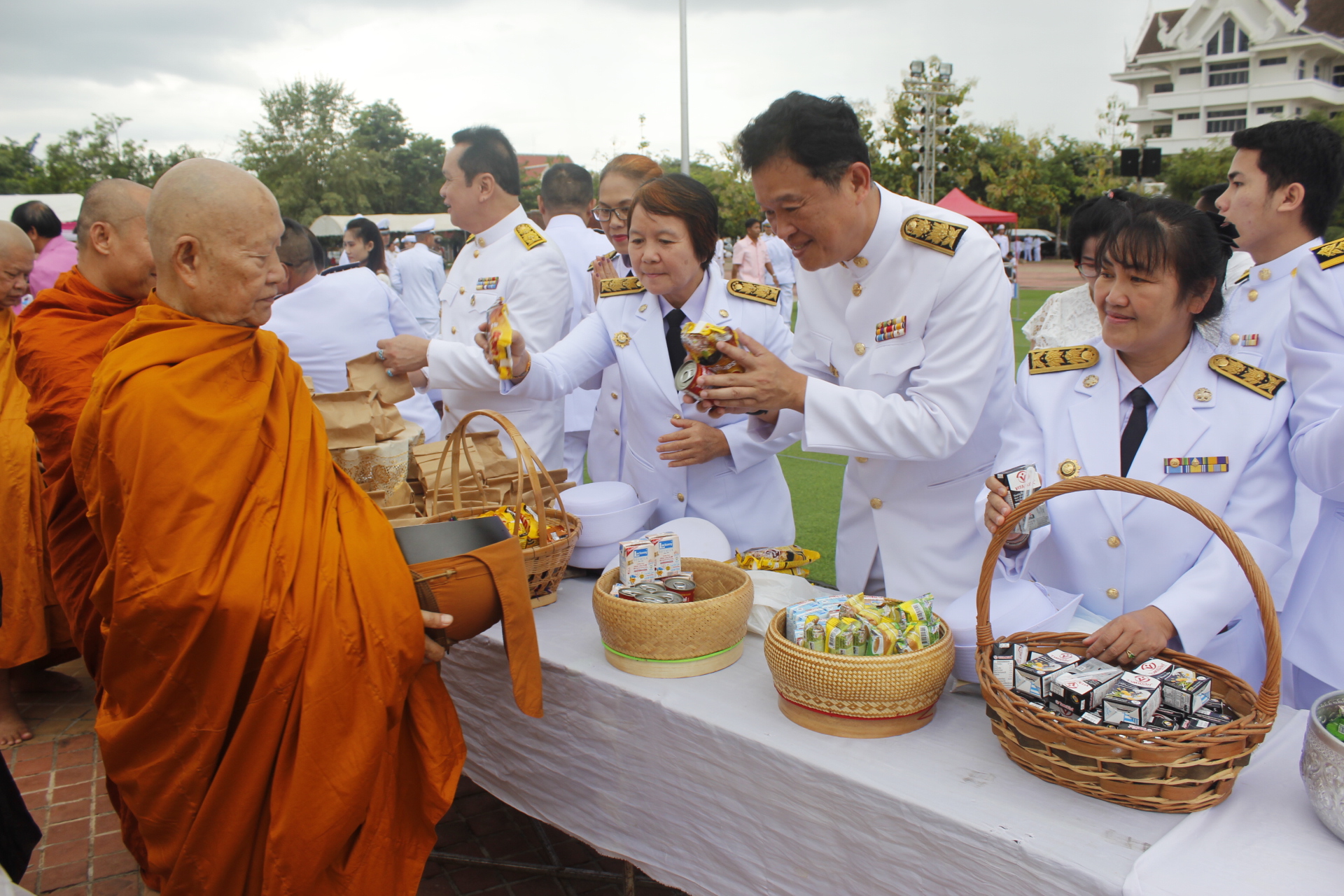 พช.หนองคาย ร่วมทำบุญตักบาตร วันปิยมหาราช ประจำปี 2561