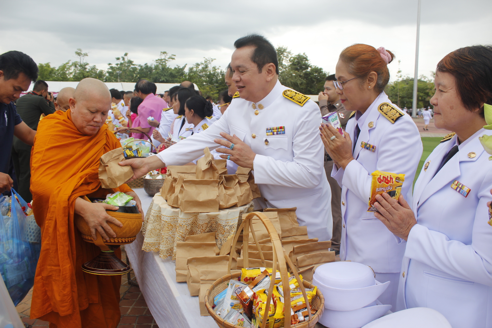 พช.หนองคาย ร่วมทำบุญตักบาตร วันปิยมหาราช ประจำปี 2561