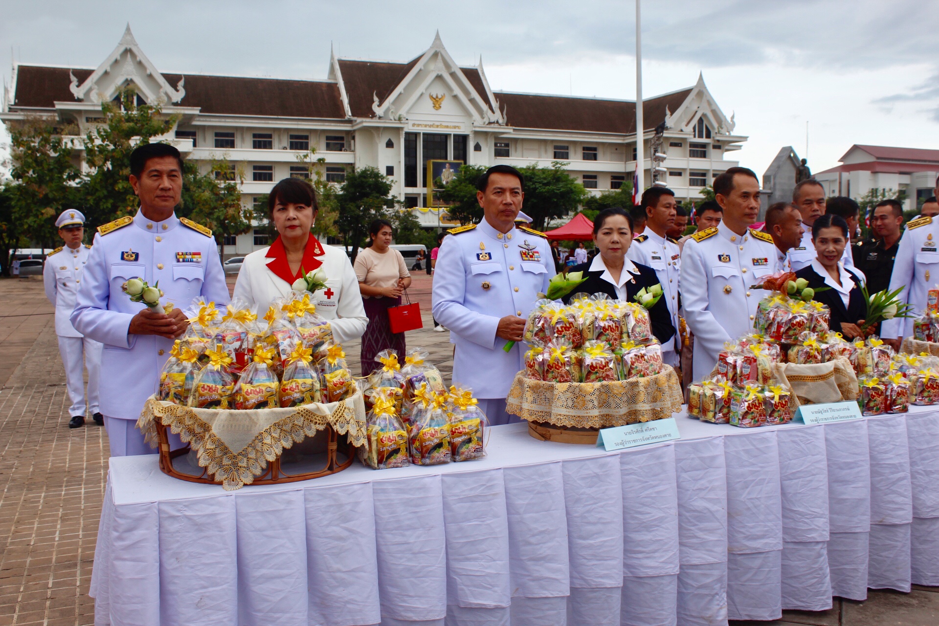 พช.หนองคาย ร่วมทำบุญตักบาตร วันปิยมหาราช ประจำปี 2561
